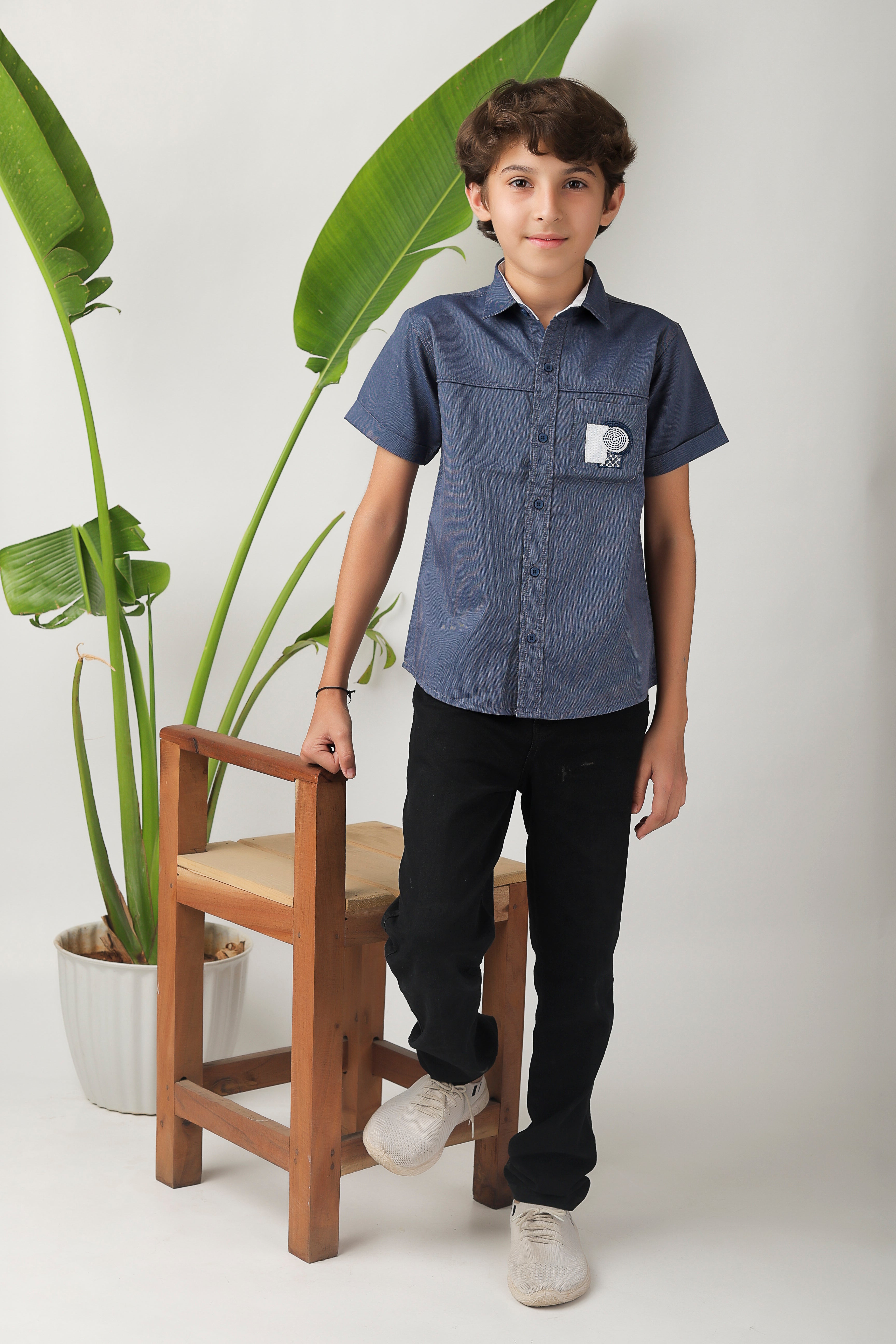 smart short-sleeve shirt with modern geometric embroidery on pocket