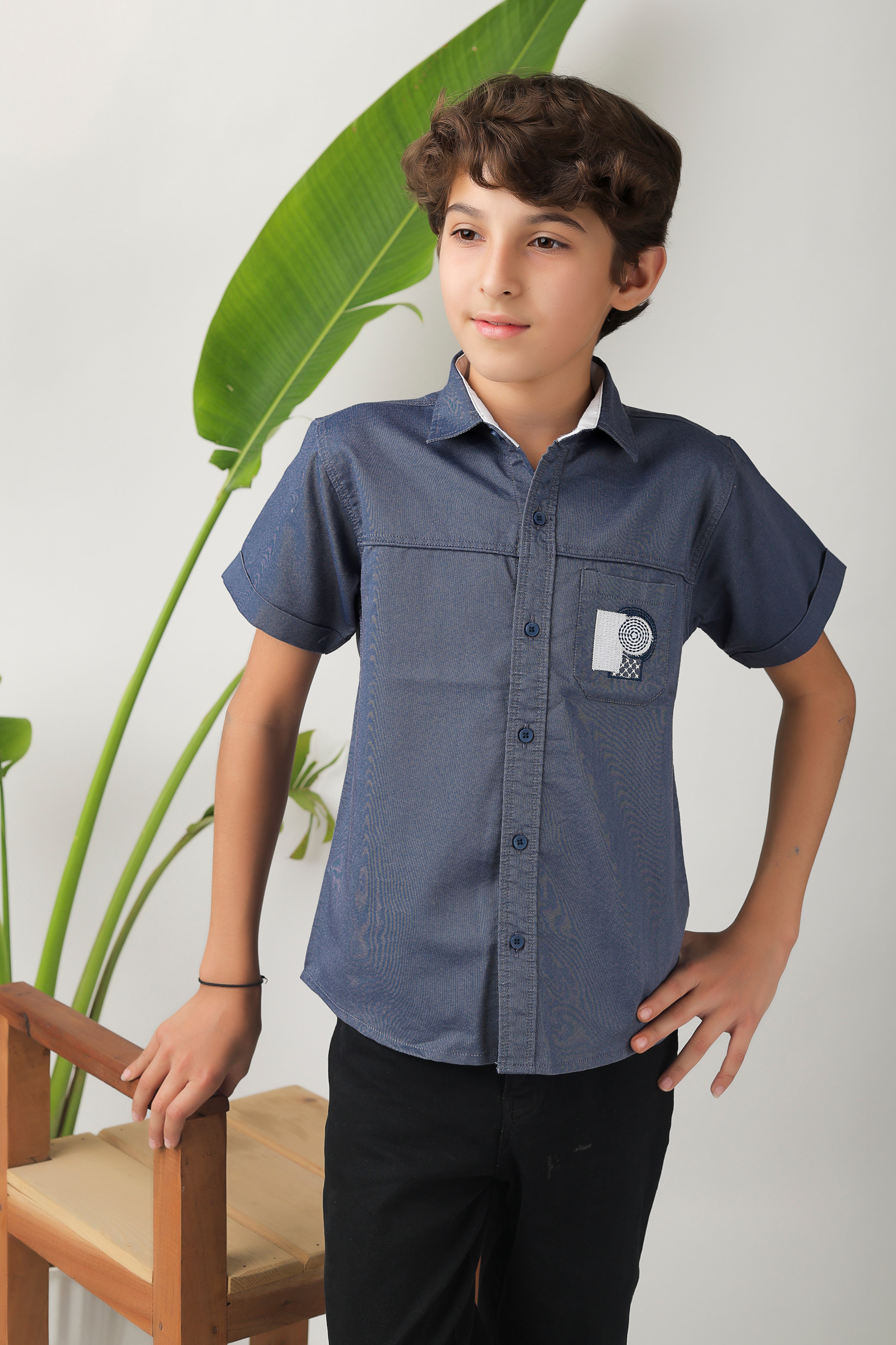 smart short-sleeve shirt with modern geometric embroidery on pocket