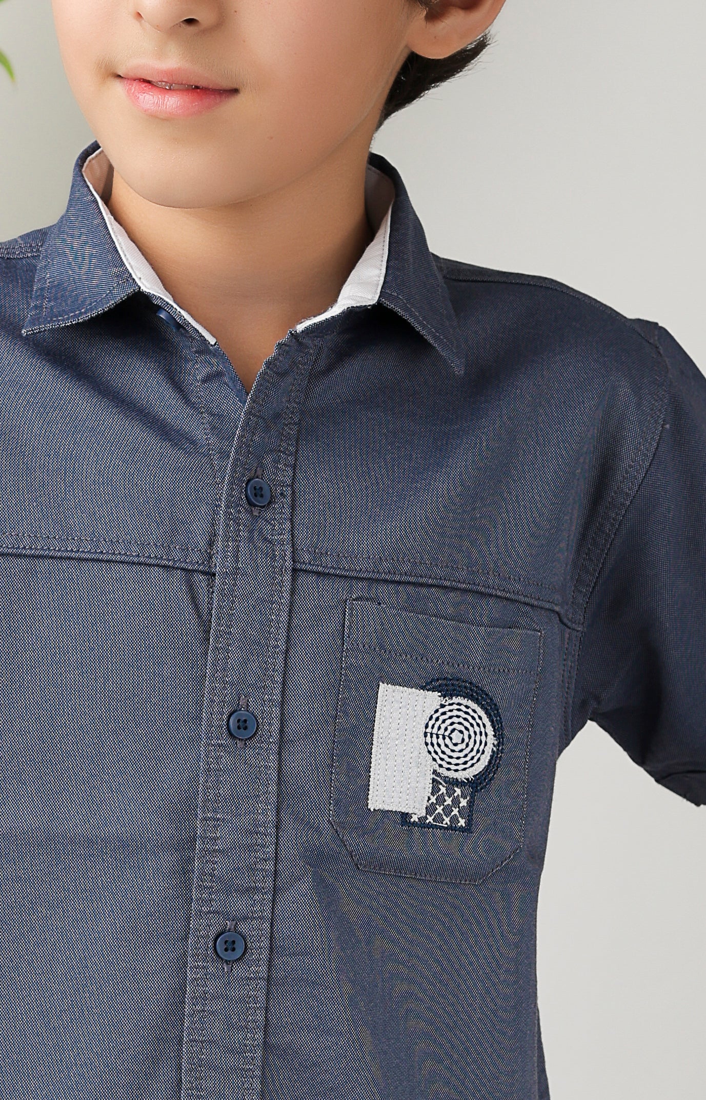 smart short-sleeve shirt with modern geometric embroidery on pocket