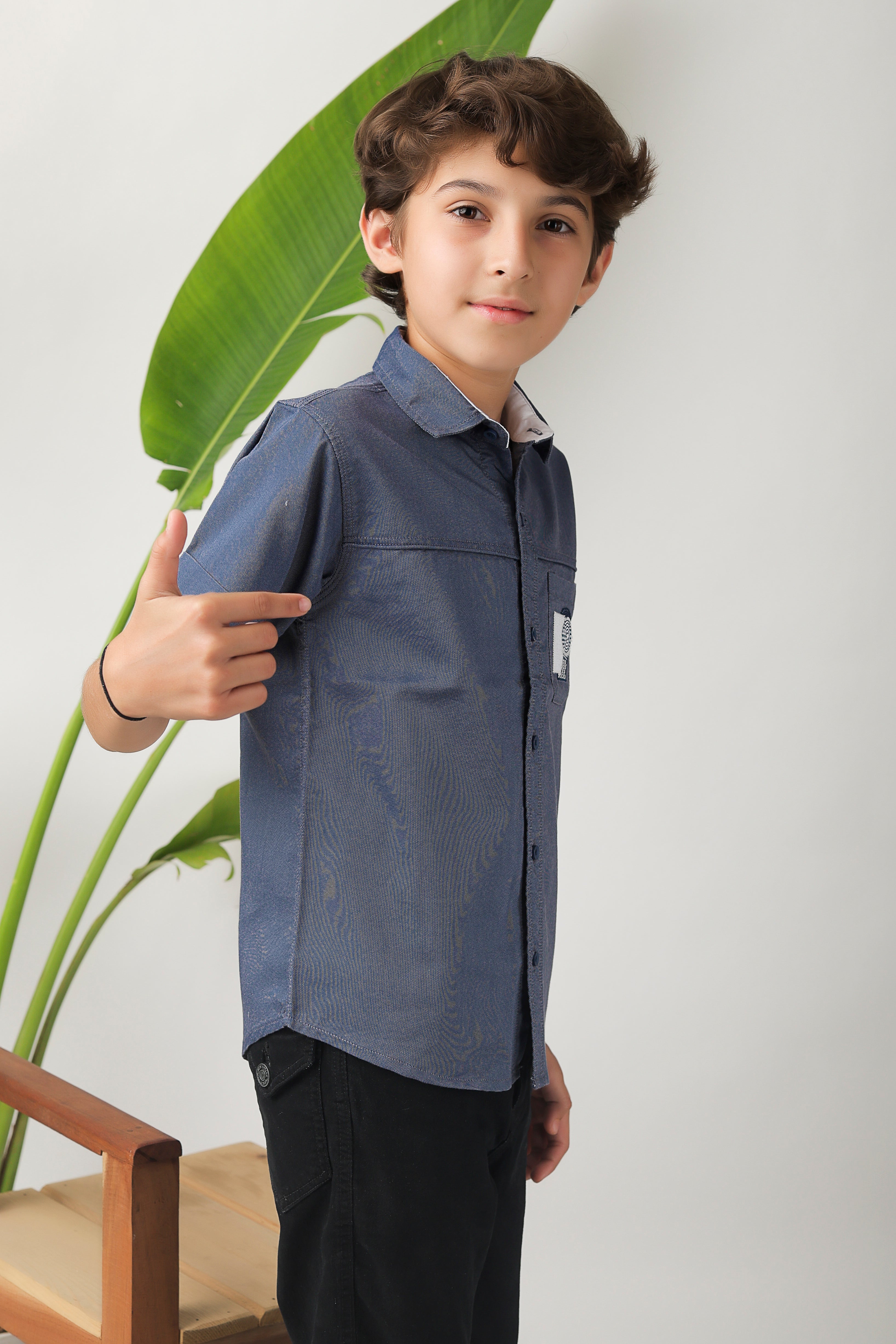smart short-sleeve shirt with modern geometric embroidery on pocket