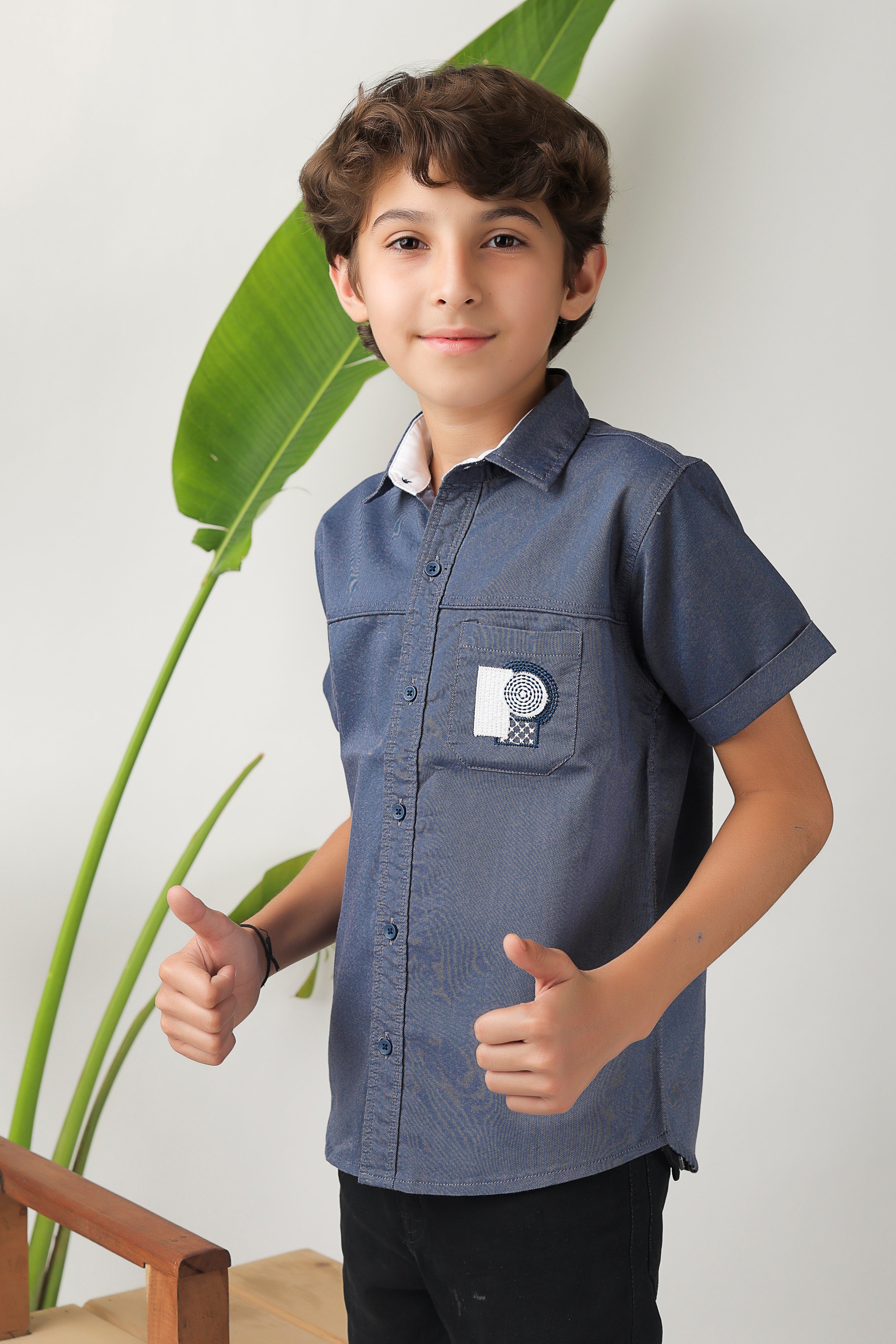 smart short-sleeve shirt with modern geometric embroidery on pocket