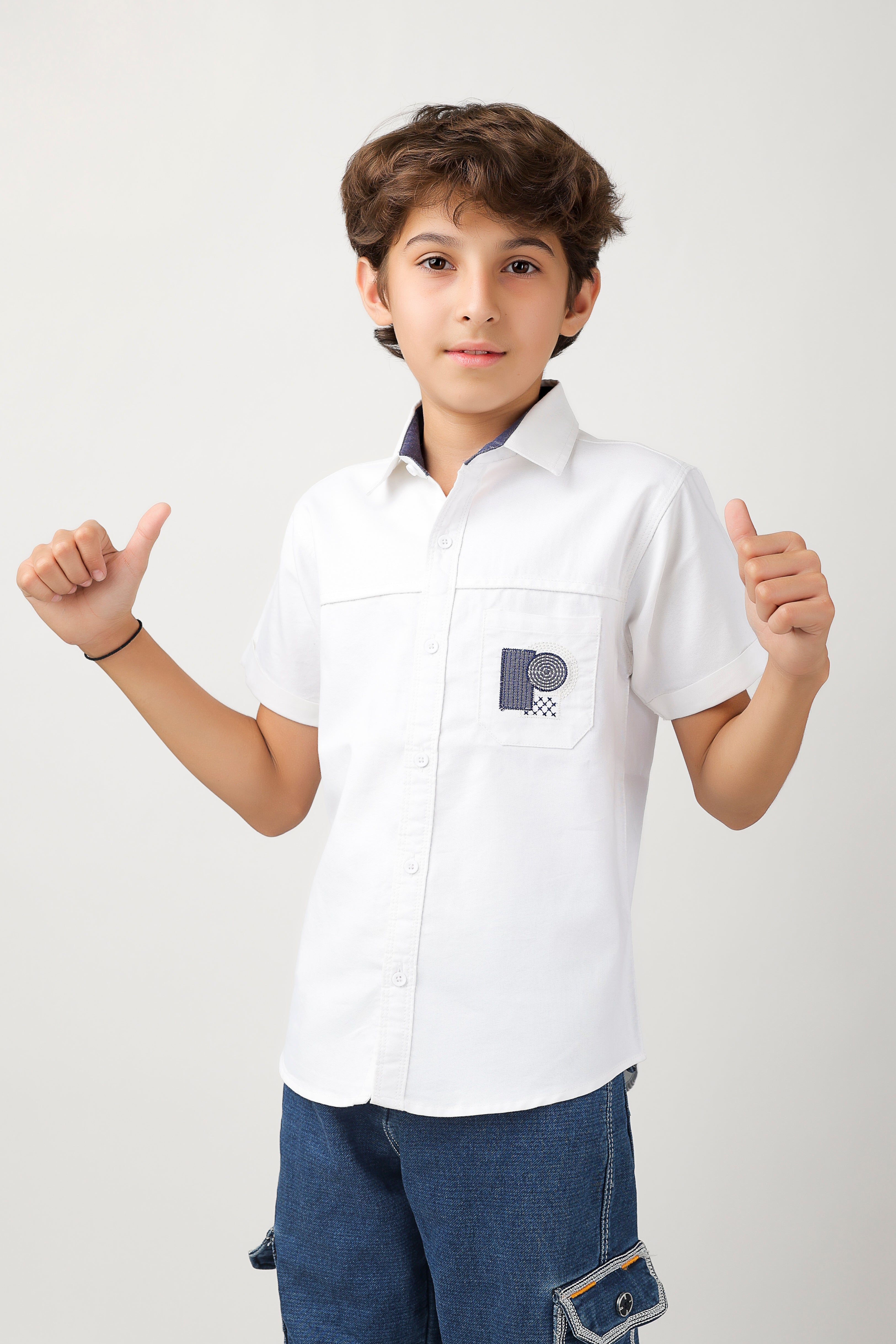 smart short-sleeve shirt with modern geometric embroidery on pocket