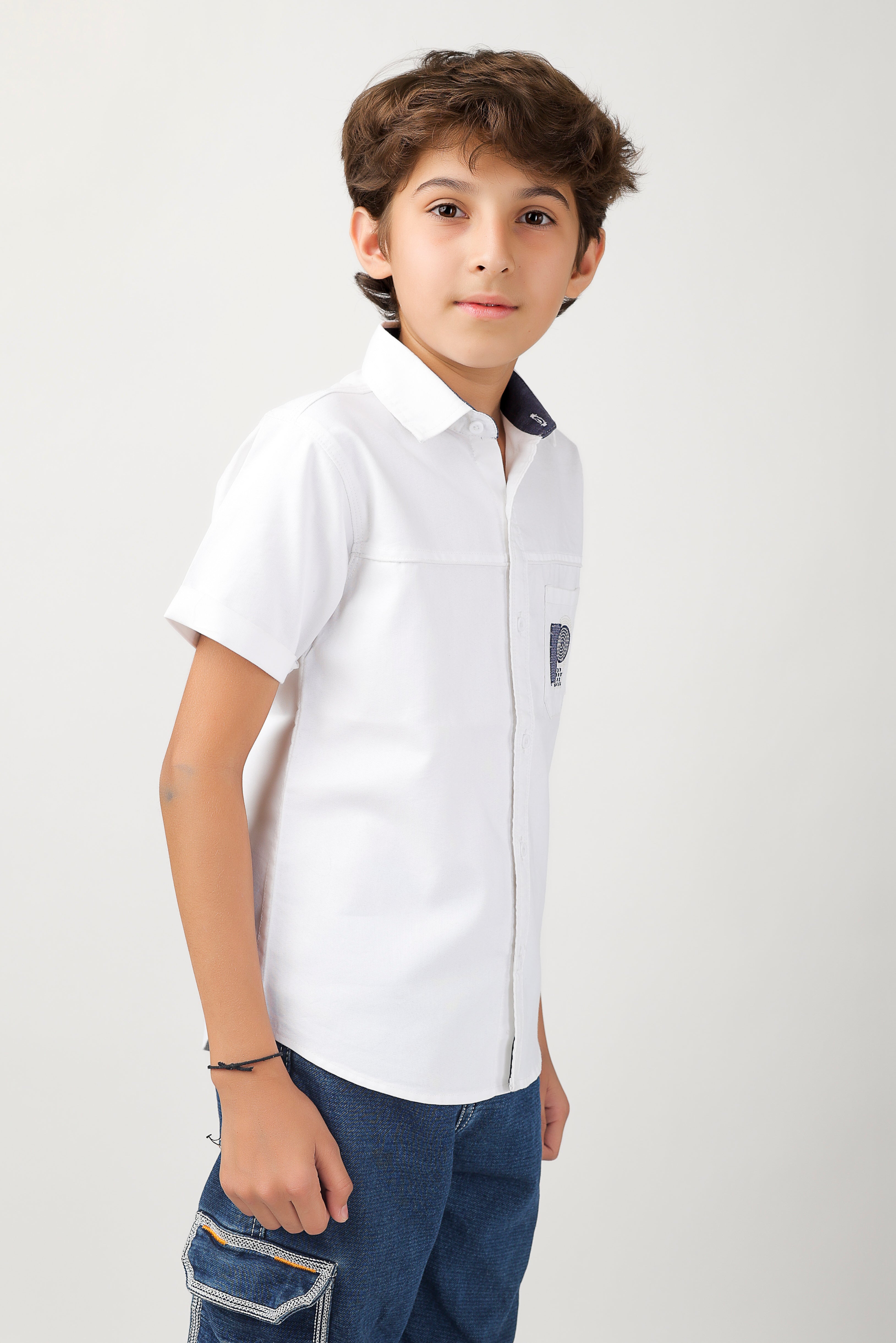 smart short-sleeve shirt with modern geometric embroidery on pocket