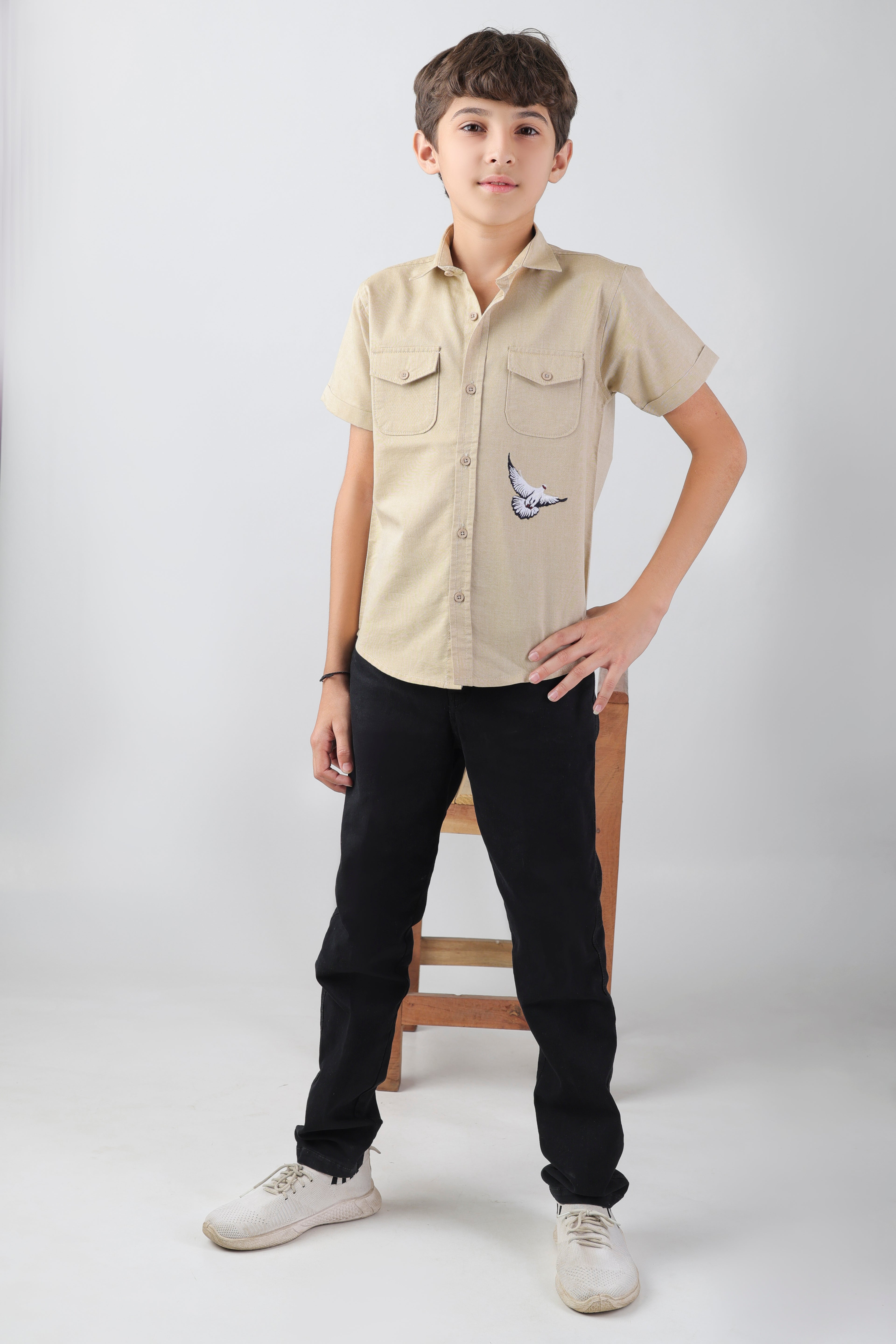 Boys' shirt with 2 flap pockets and an embroidered detail