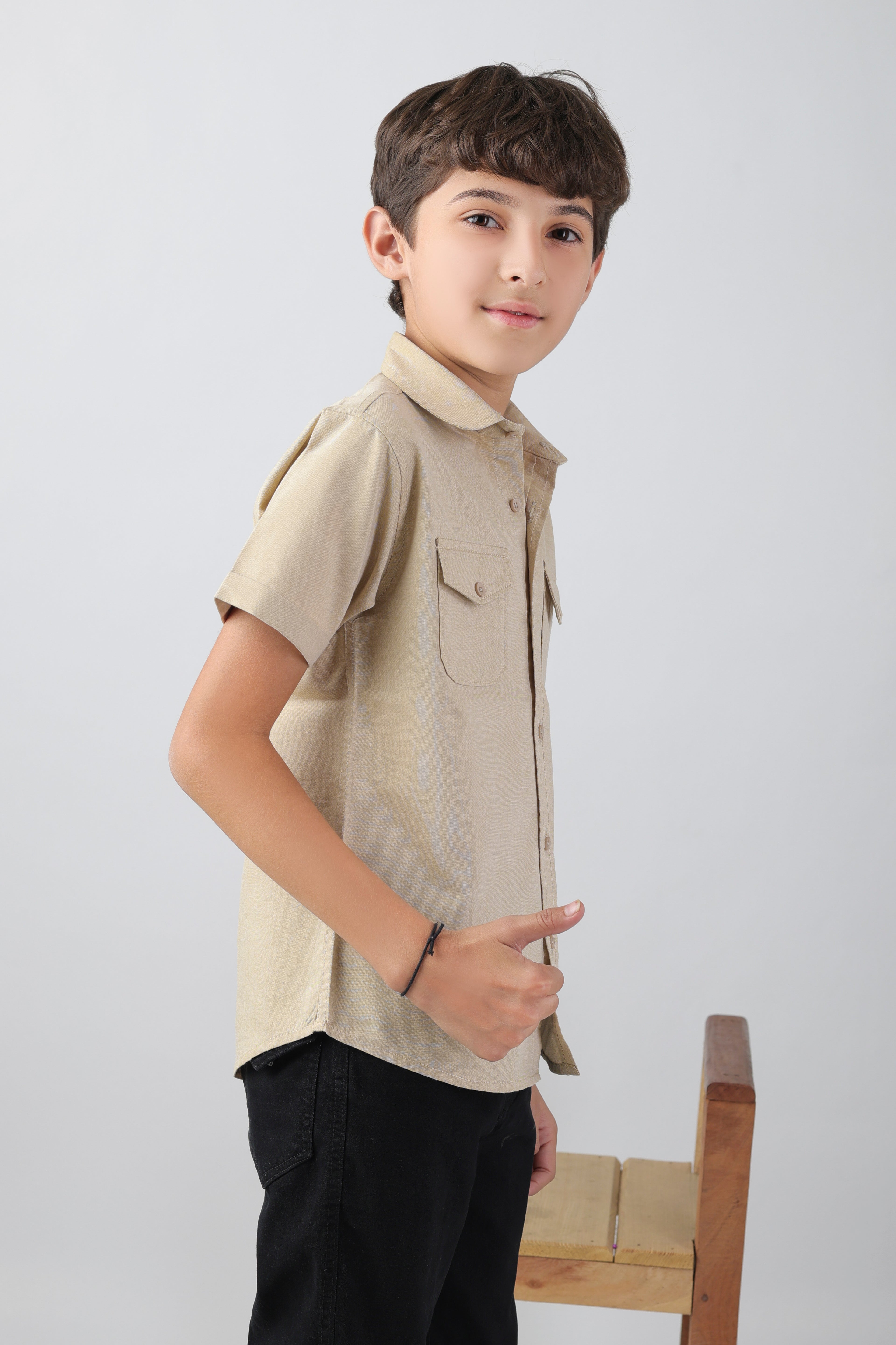 Boys' shirt with 2 flap pockets and an embroidered detail
