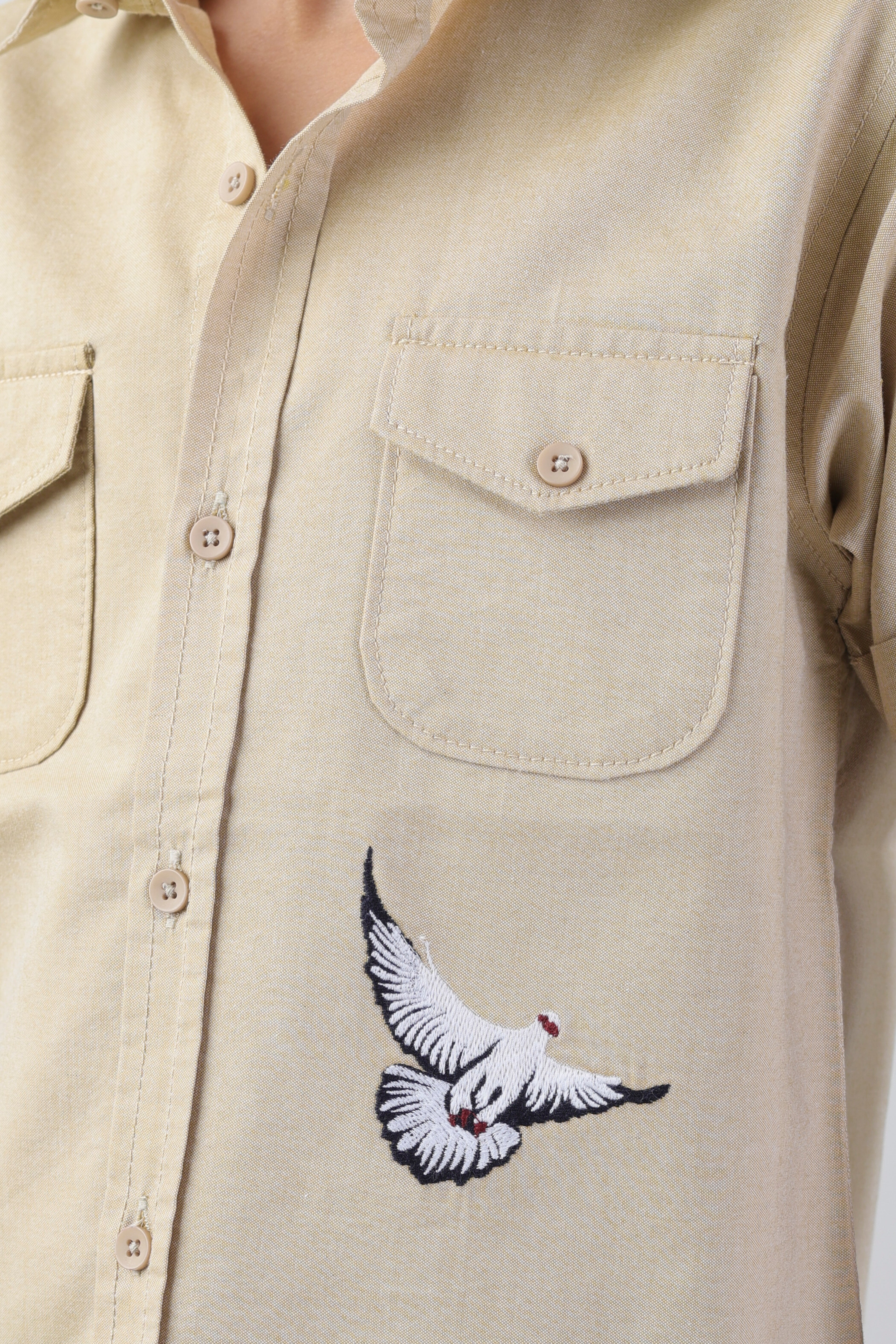 Boys' shirt with 2 flap pockets and an embroidered detail
