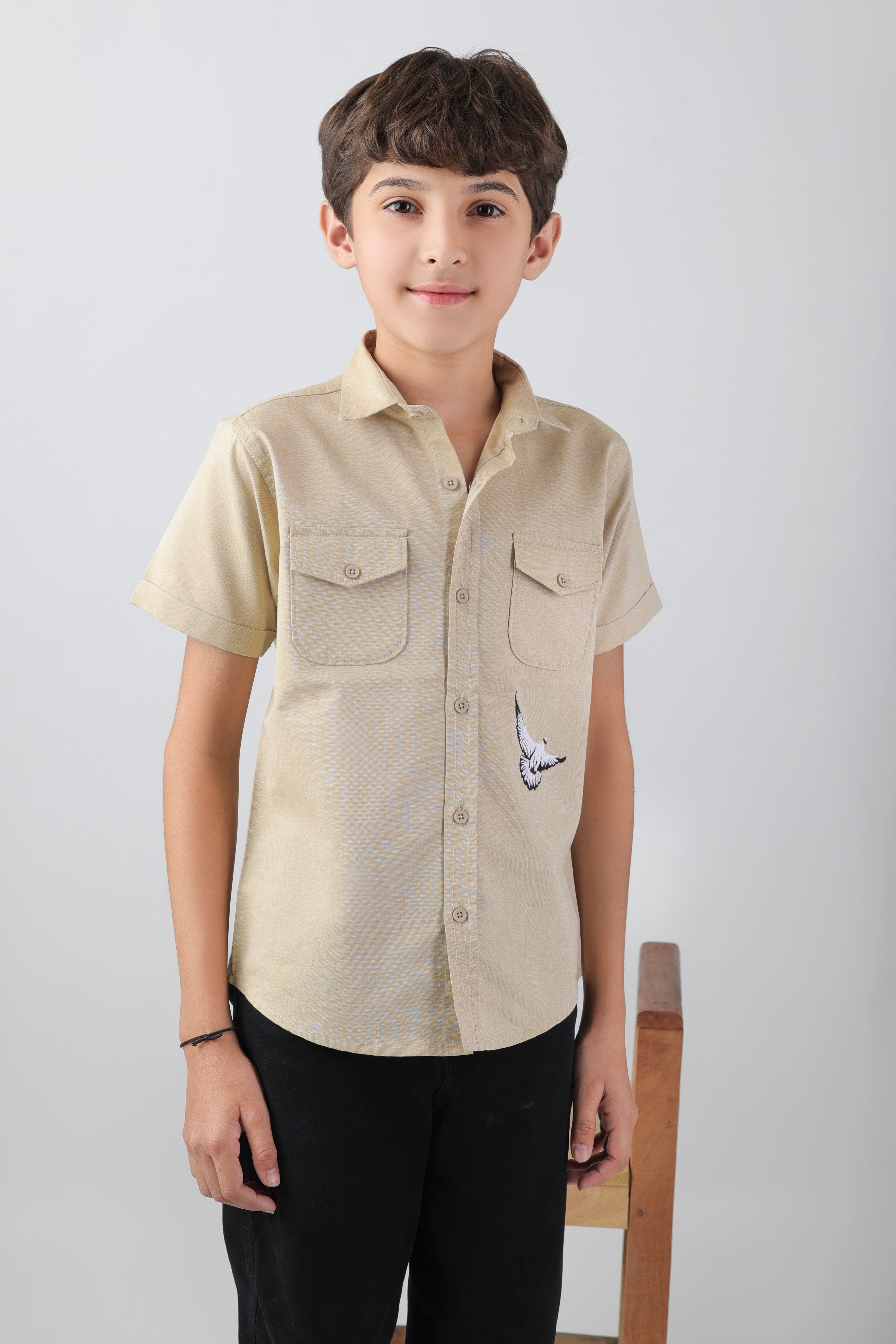 Boys' shirt with 2 flap pockets and an embroidered detail