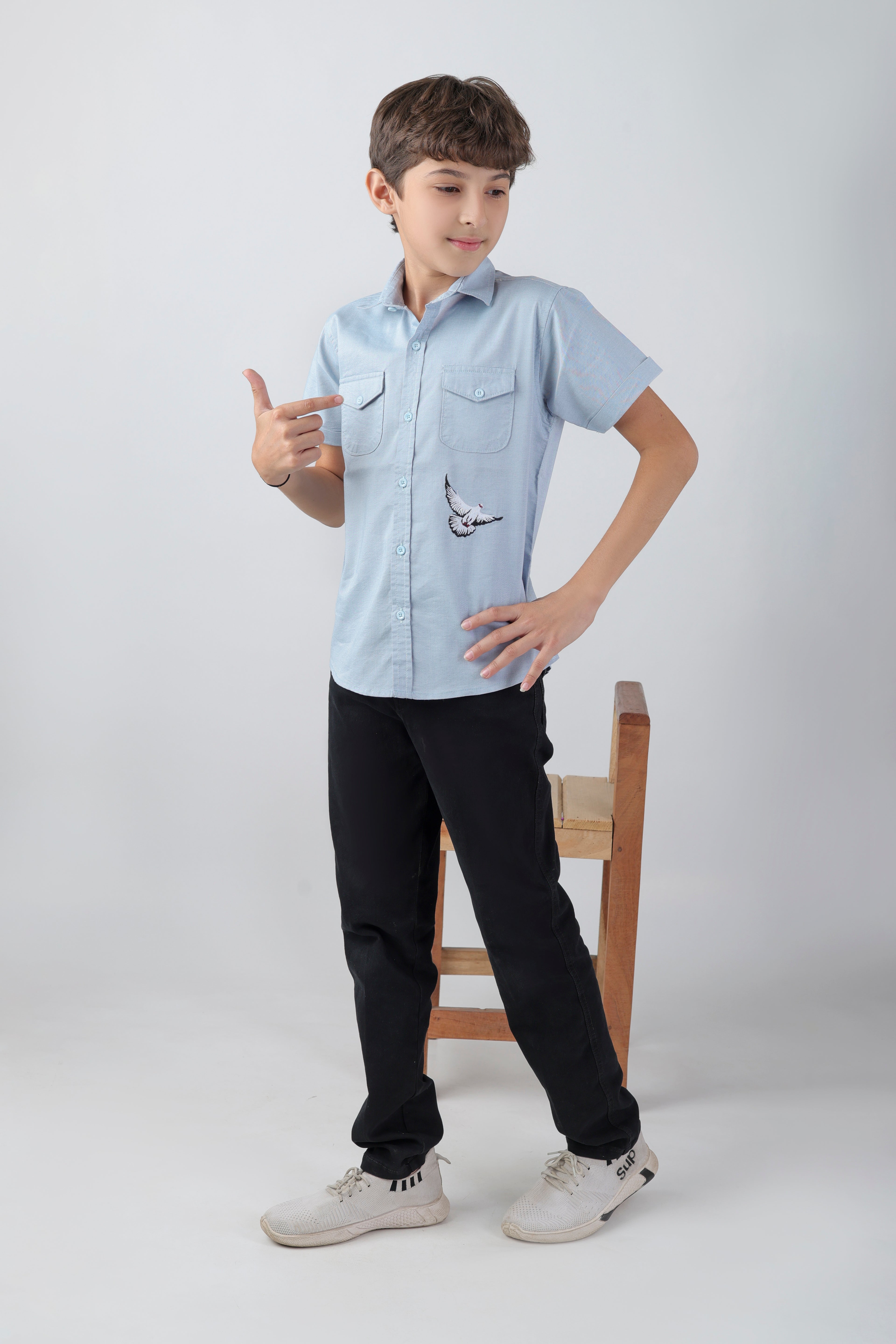 Boys' shirt with 2 flap pockets and an embroidered detail