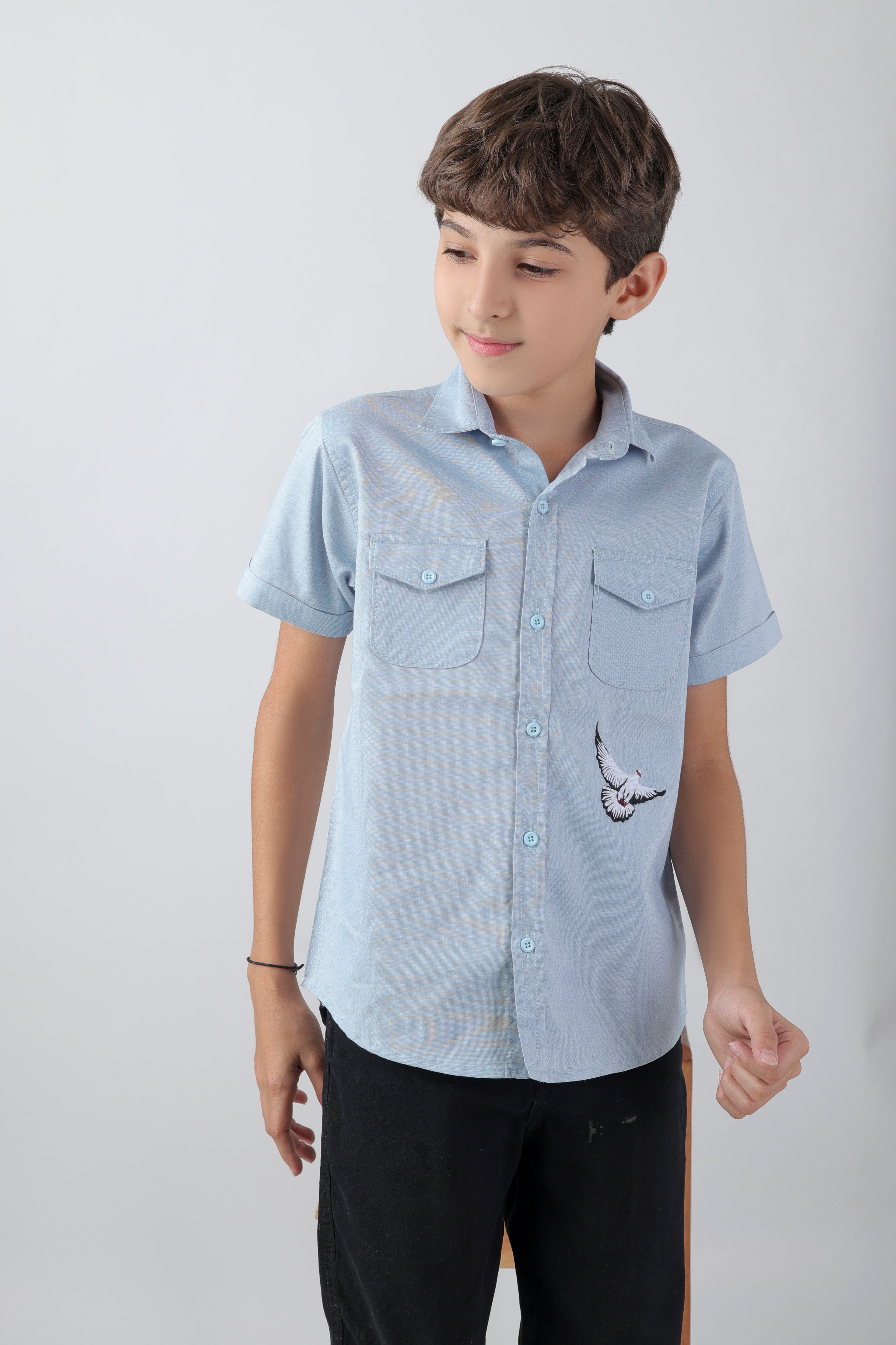 Boys' shirt with 2 flap pockets and an embroidered detail