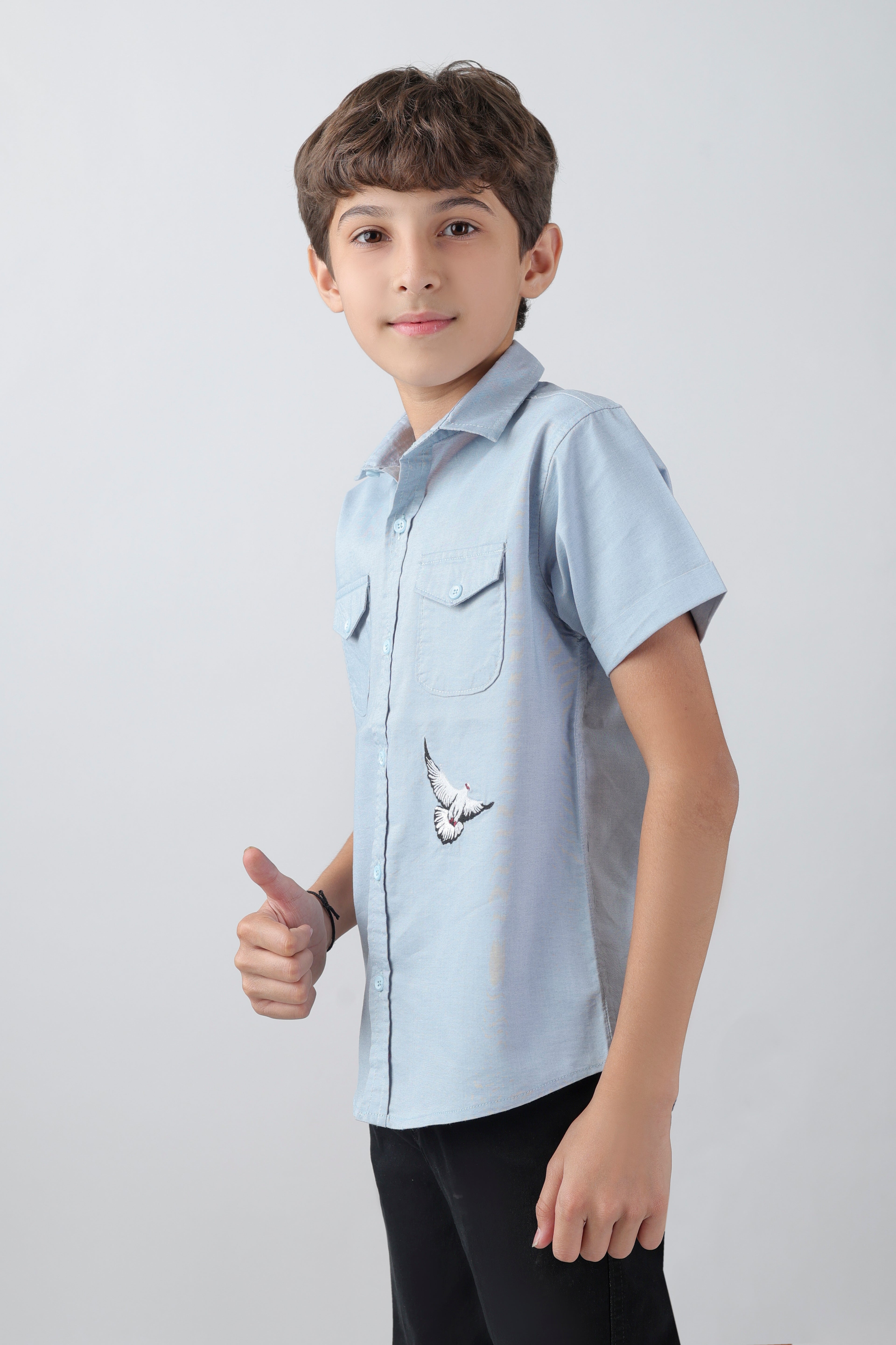 Boys' shirt with 2 flap pockets and an embroidered detail