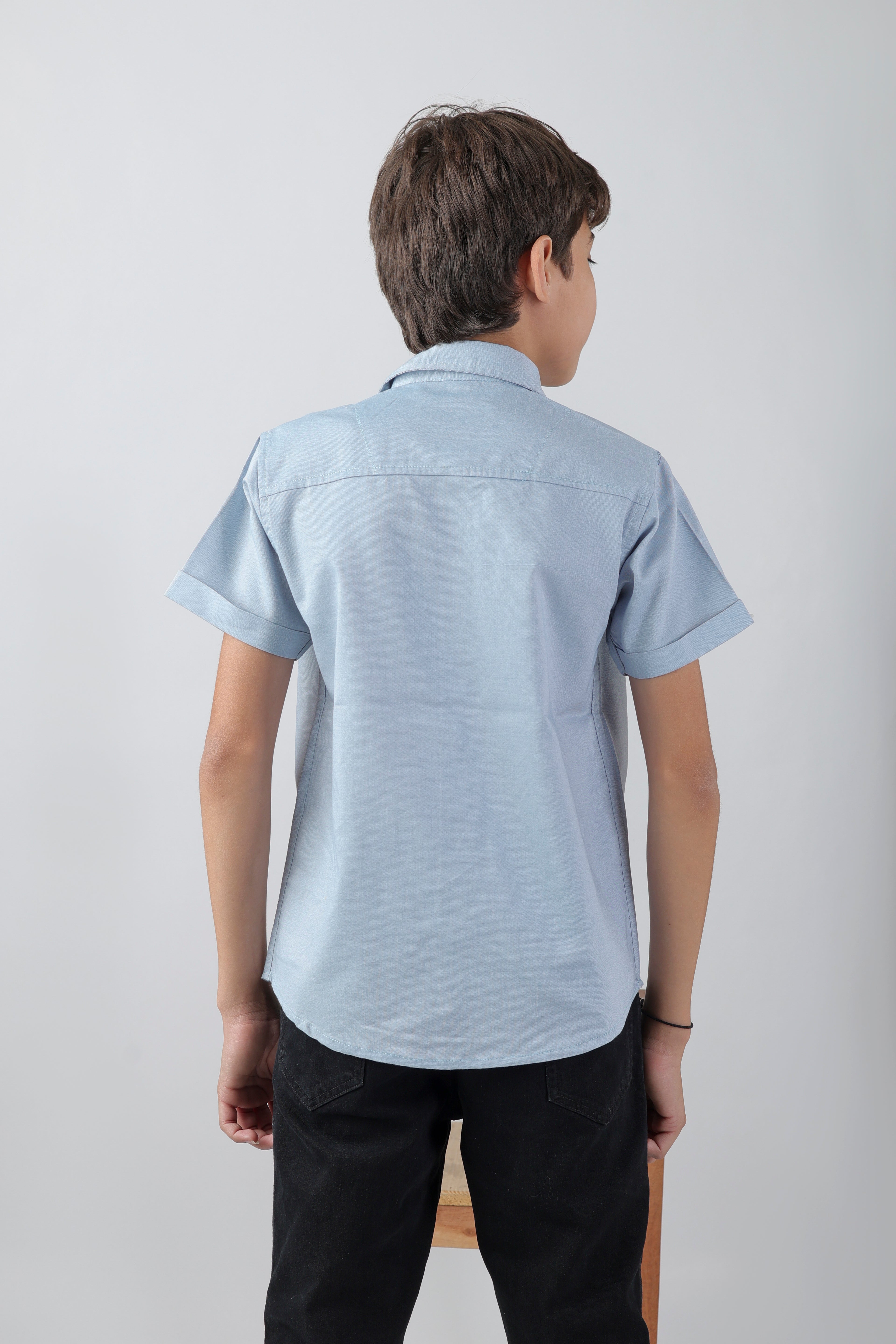 Boys' shirt with 2 flap pockets and an embroidered detail