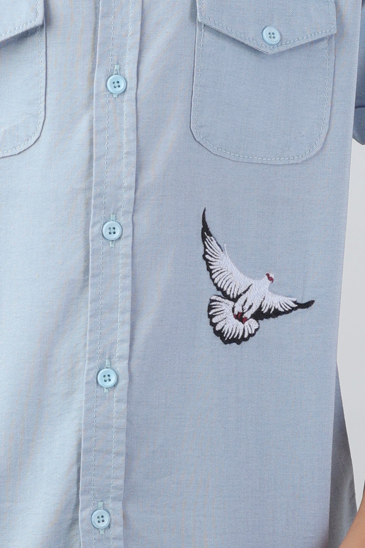 Boys' shirt with 2 flap pockets and an embroidered detail