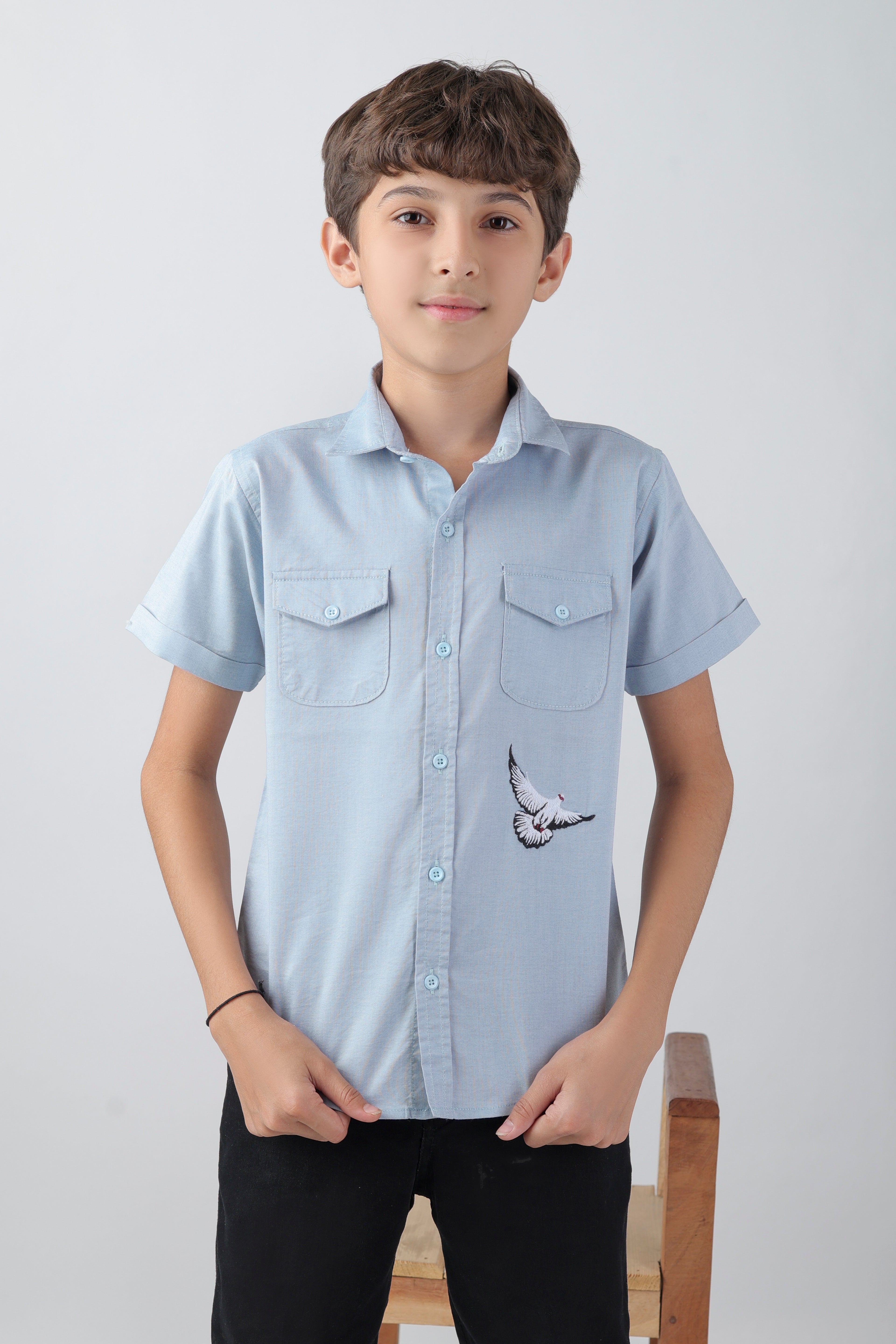 Boys' shirt with 2 flap pockets and an embroidered detail