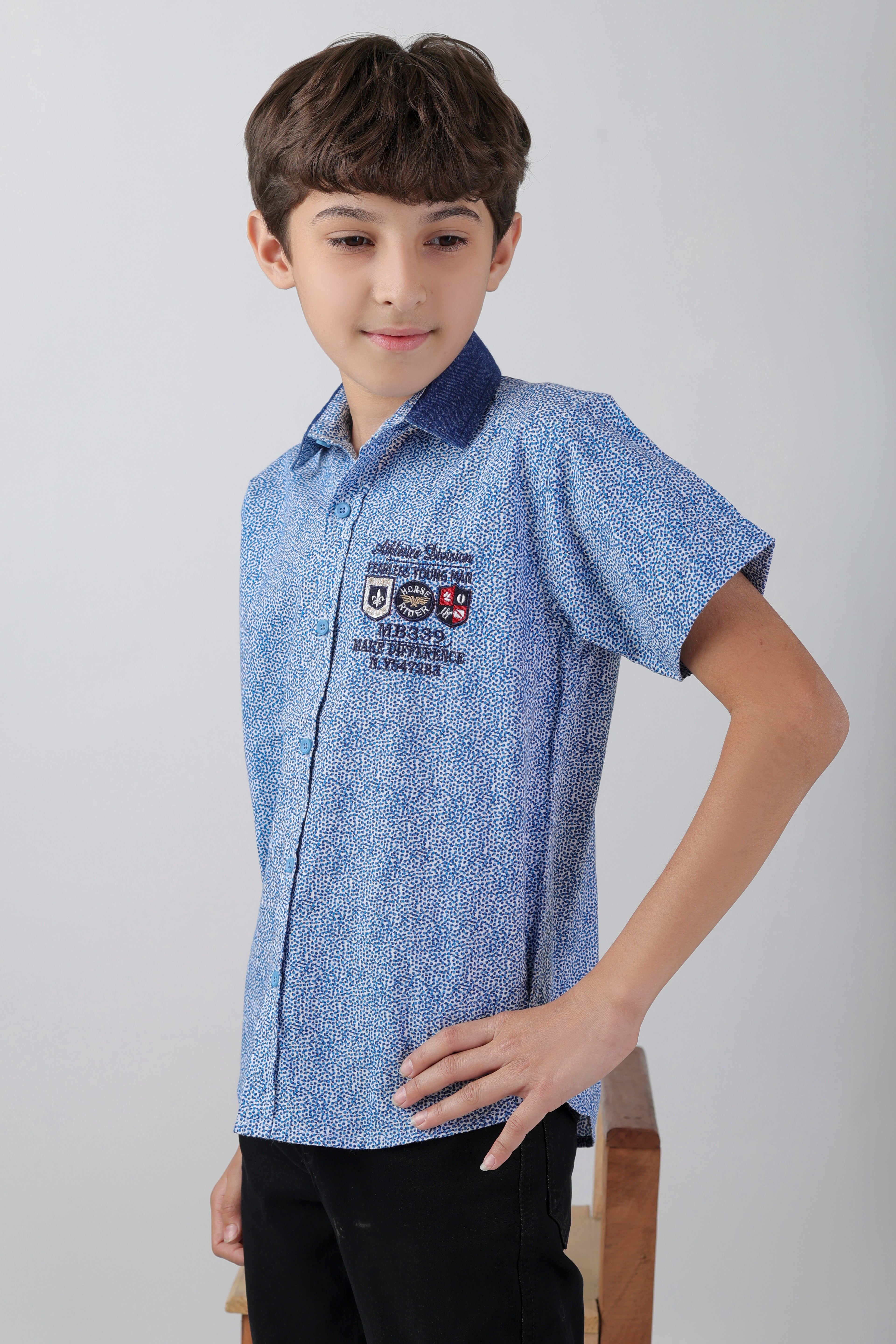 Boys' short sleeve shirt with a multi-badge embroidery