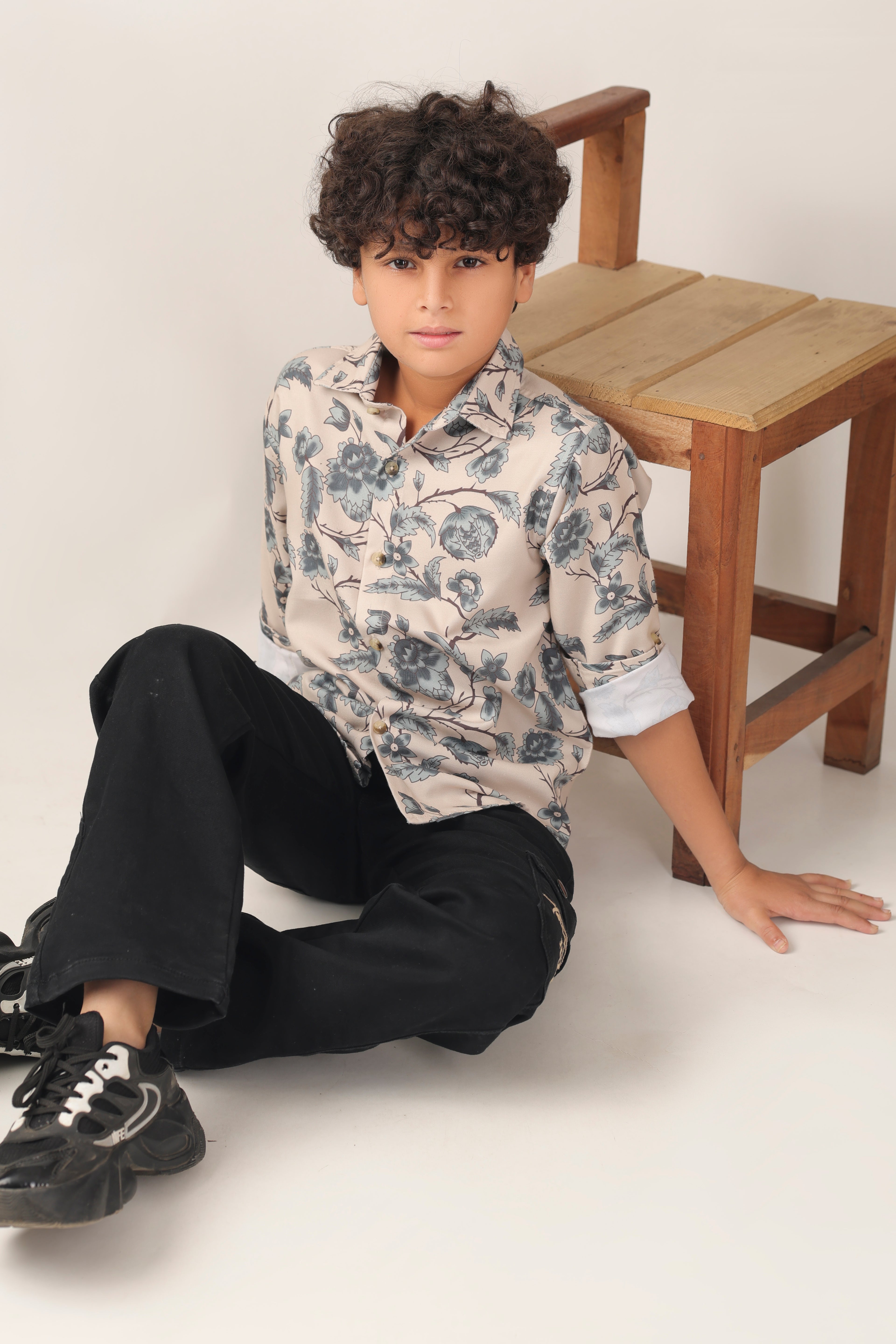 Classic collar and button-down front printed shirt