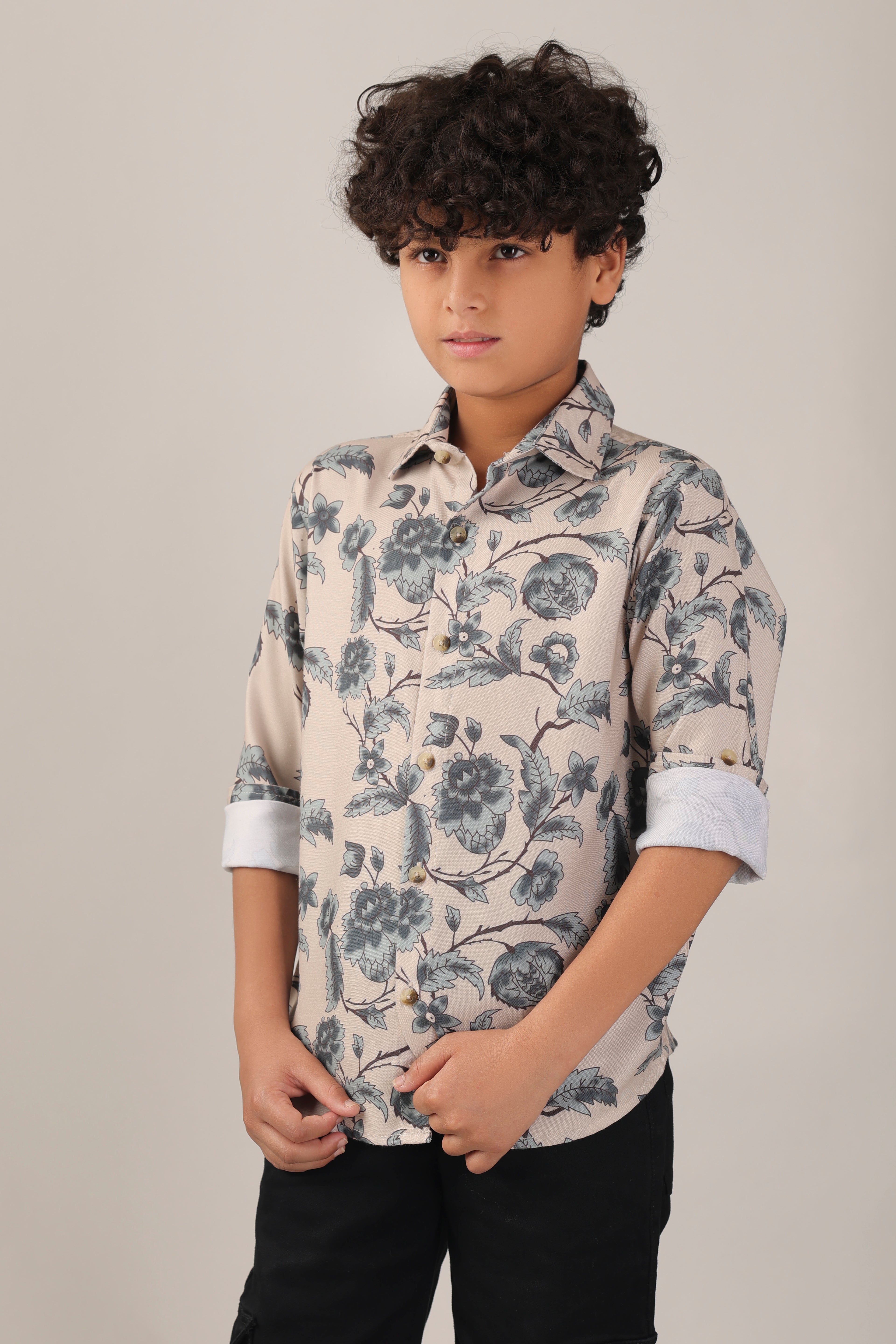 Classic collar and button-down front printed shirt