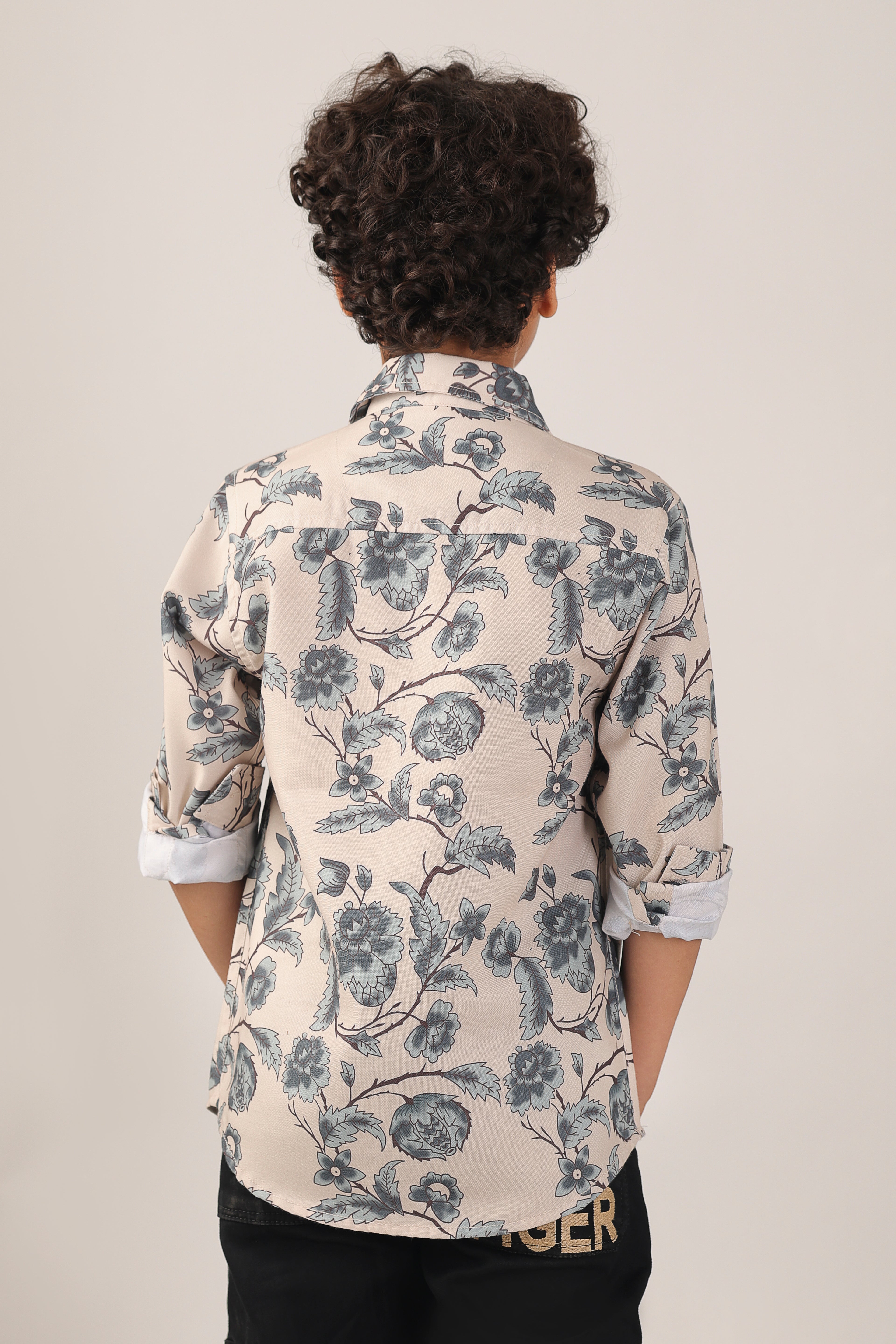 Classic collar and button-down front printed shirt