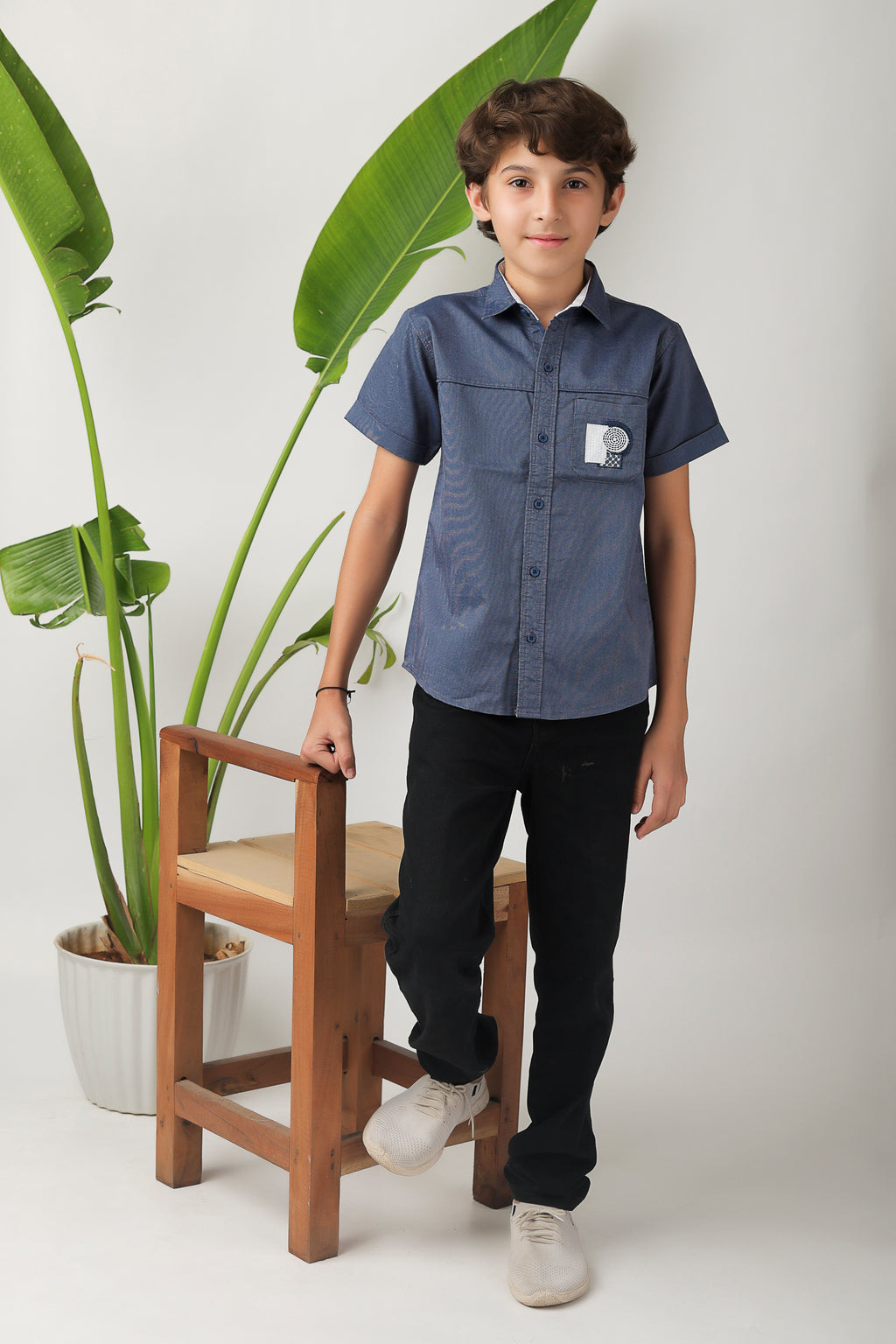 smart short-sleeve shirt with modern geometric embroidery on pocket