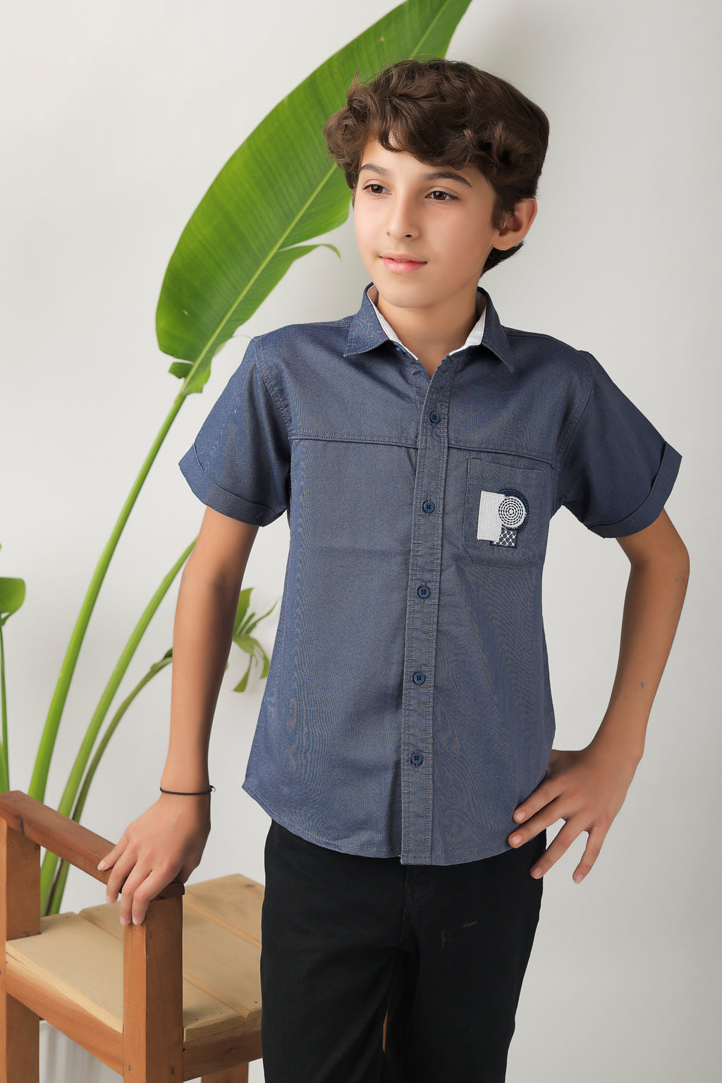 smart short-sleeve shirt with modern geometric embroidery on pocket