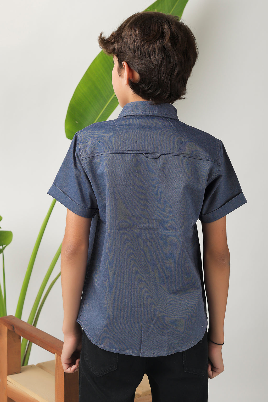 smart short-sleeve shirt with modern geometric embroidery on pocket