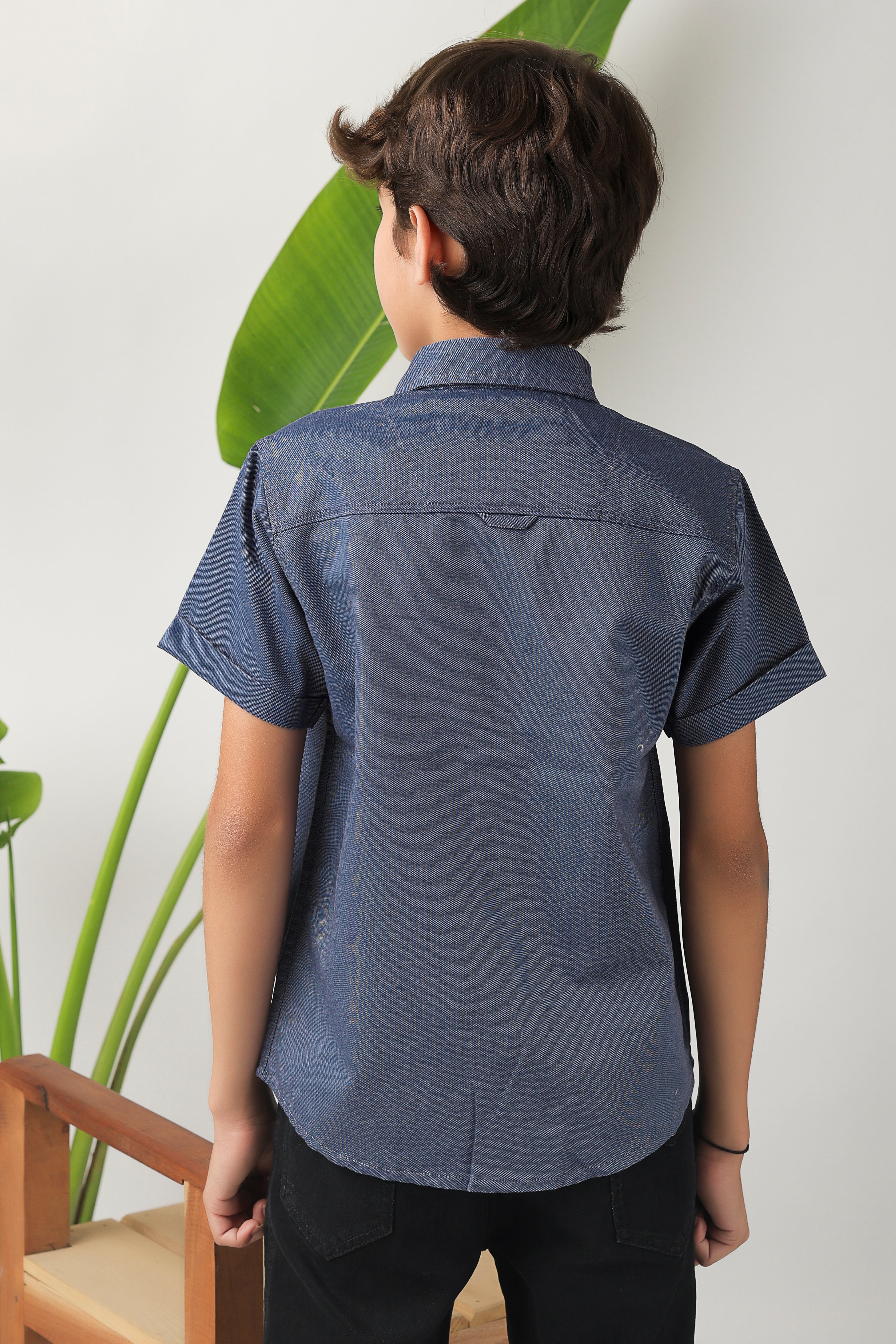 smart short-sleeve shirt with modern geometric embroidery on pocket