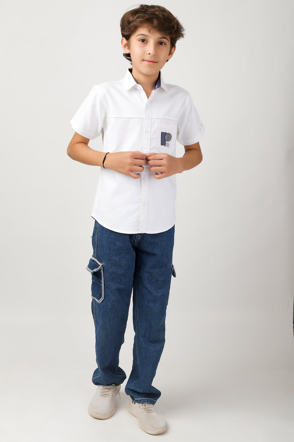 smart short-sleeve shirt with modern geometric embroidery on pocket