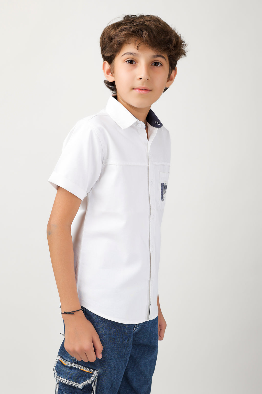 smart short-sleeve shirt with modern geometric embroidery on pocket