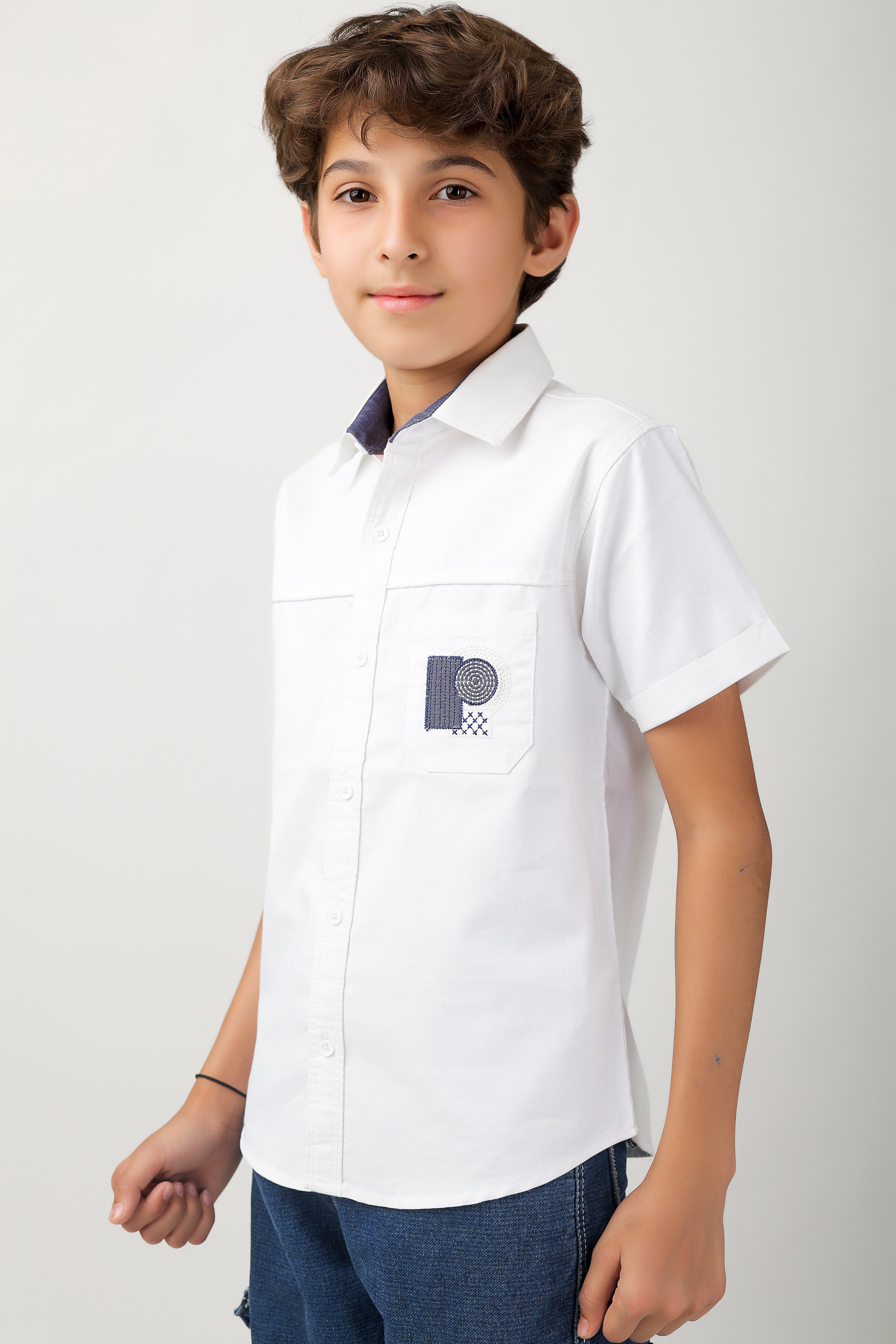 smart short-sleeve shirt with modern geometric embroidery on pocket