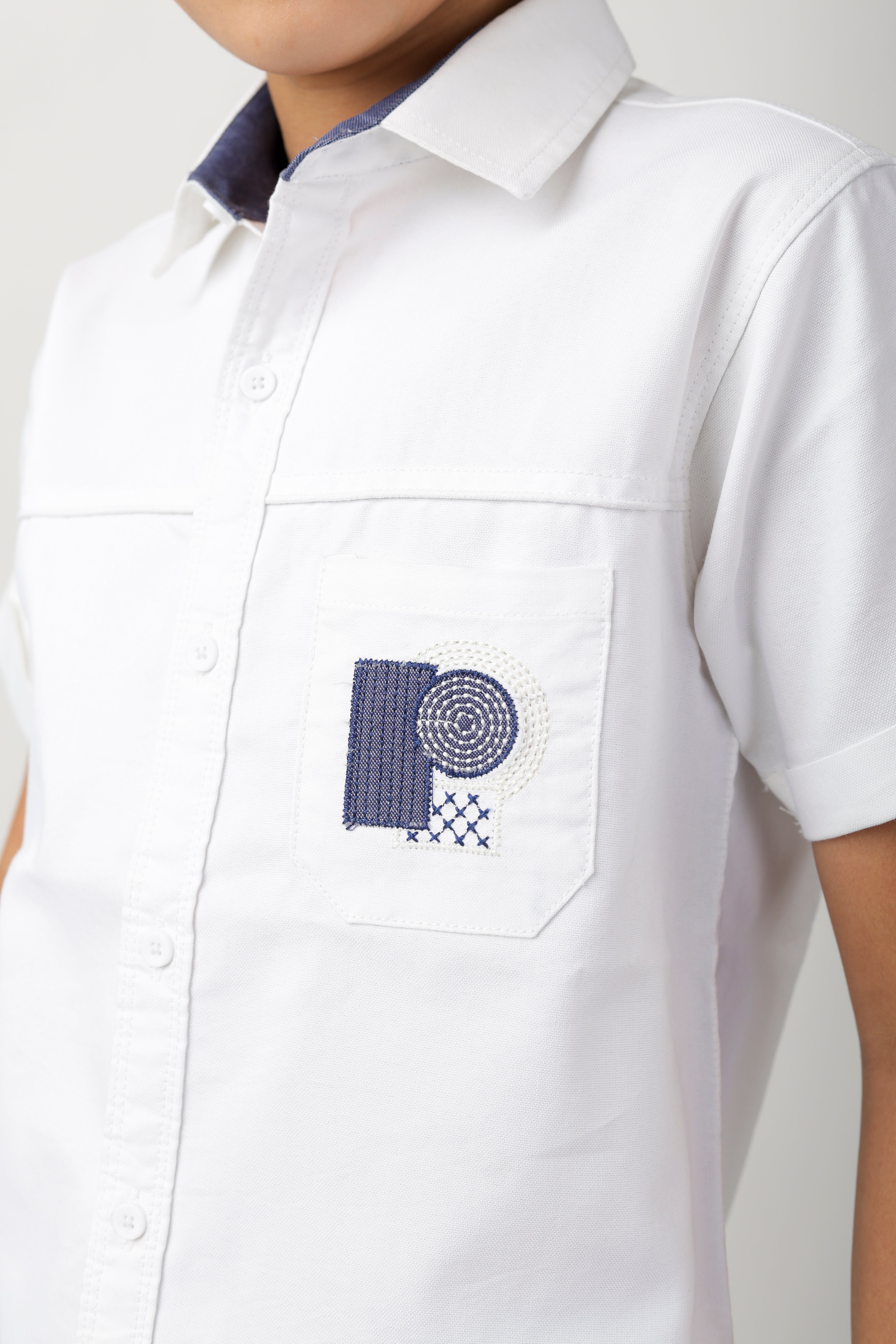 smart short-sleeve shirt with modern geometric embroidery on pocket