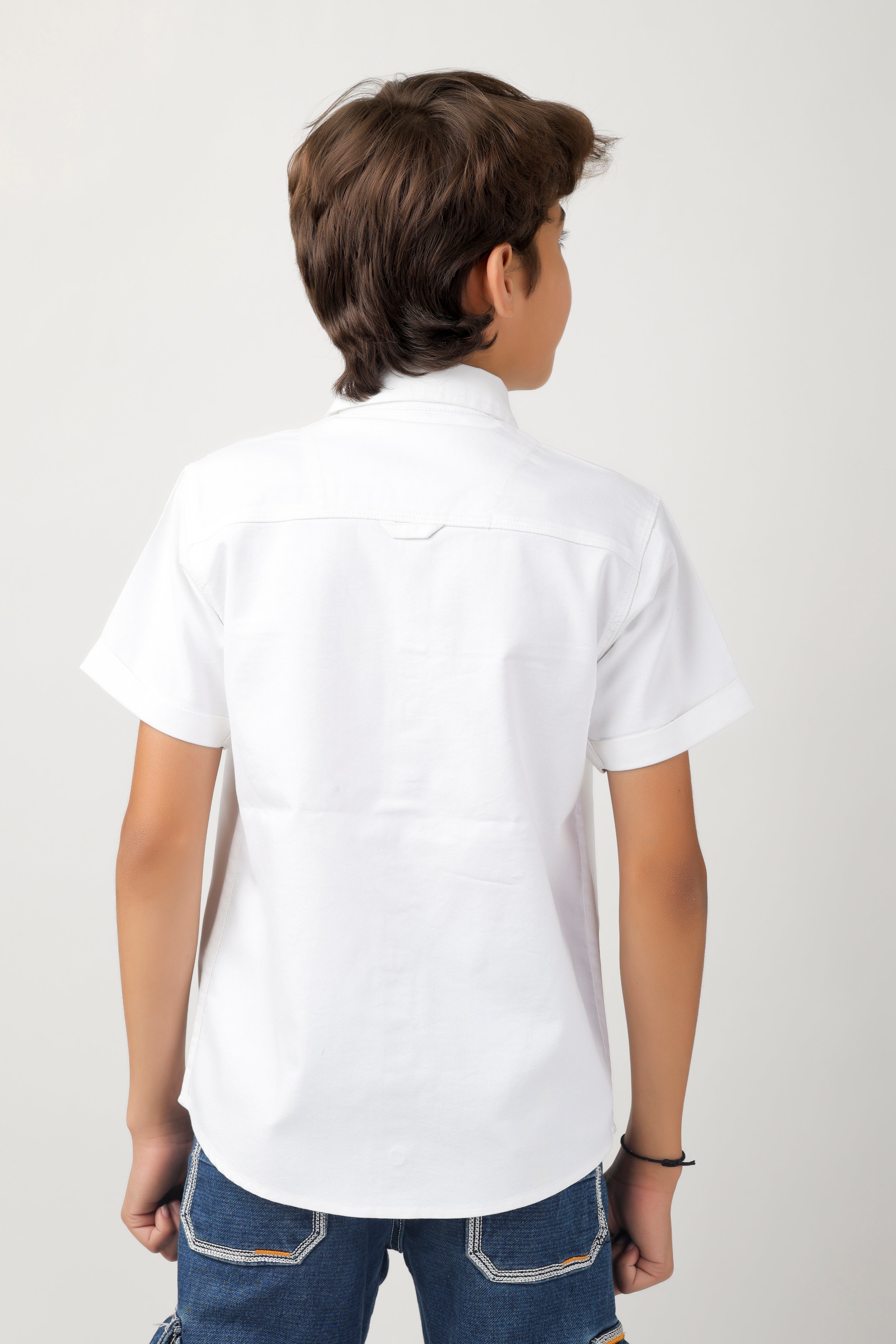 smart short-sleeve shirt with modern geometric embroidery on pocket