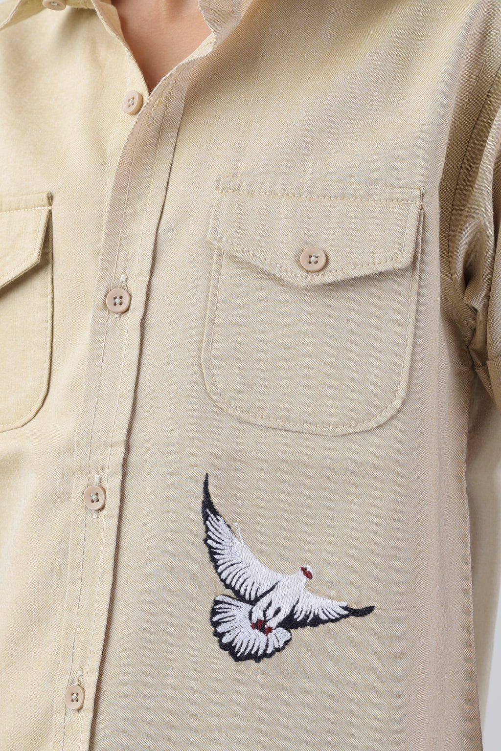 Boys' shirt with 2 flap pockets and an embroidered detail