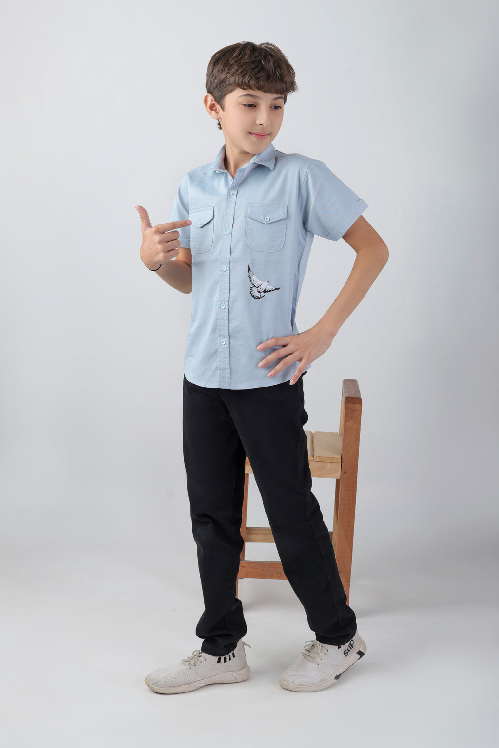 Boys' shirt with 2 flap pockets and an embroidered detail