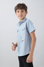 Boys' shirt with 2 flap pockets and an embroidered detail