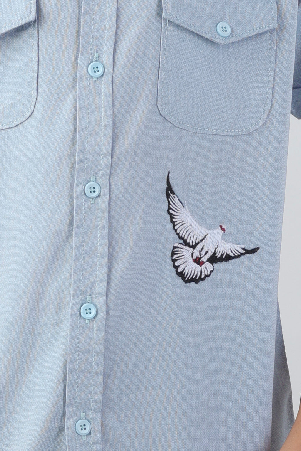 Boys' shirt with 2 flap pockets and an embroidered detail