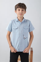 Boys' shirt with 2 flap pockets and an embroidered detail