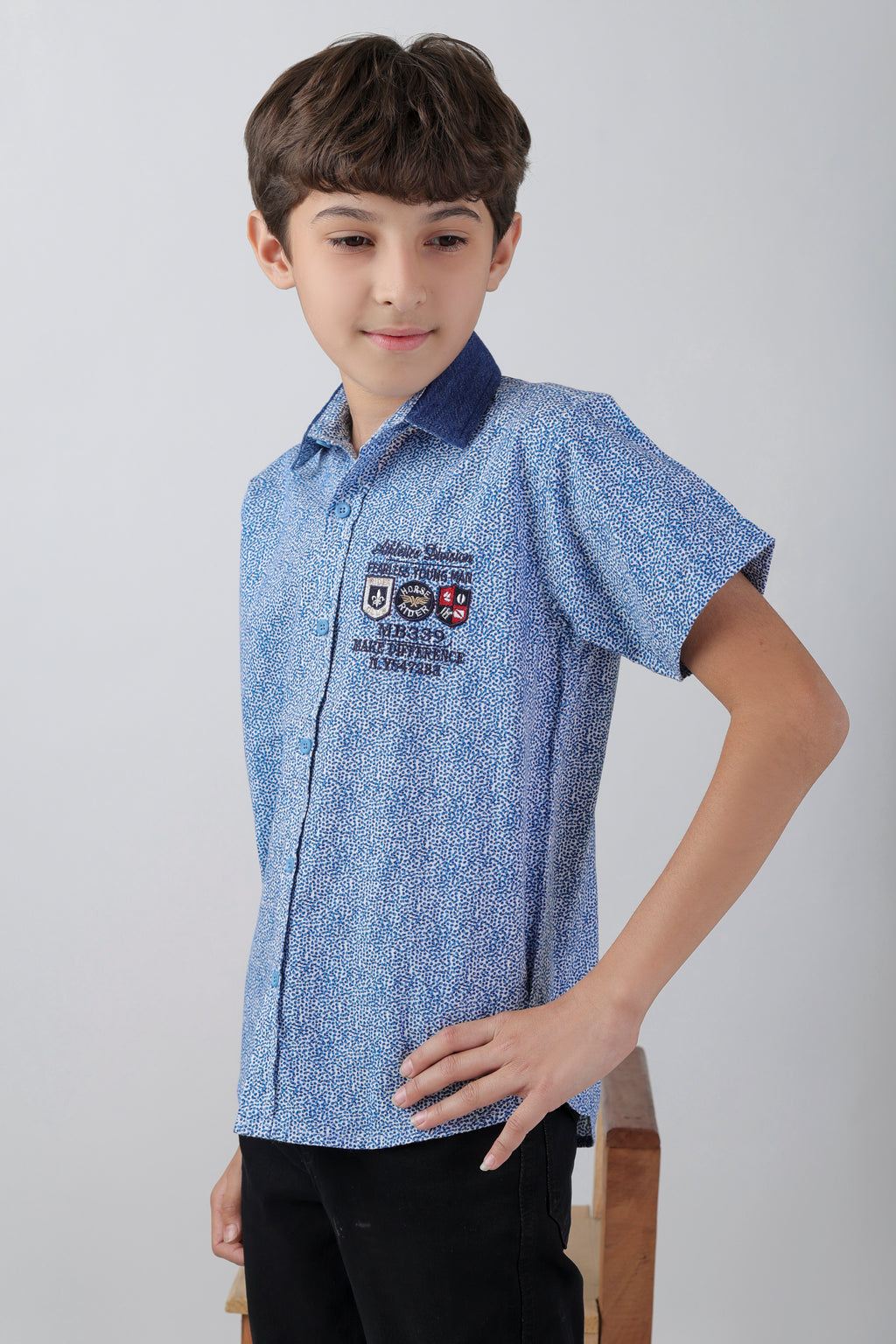Boys' short sleeve shirt with a multi-badge embroidery