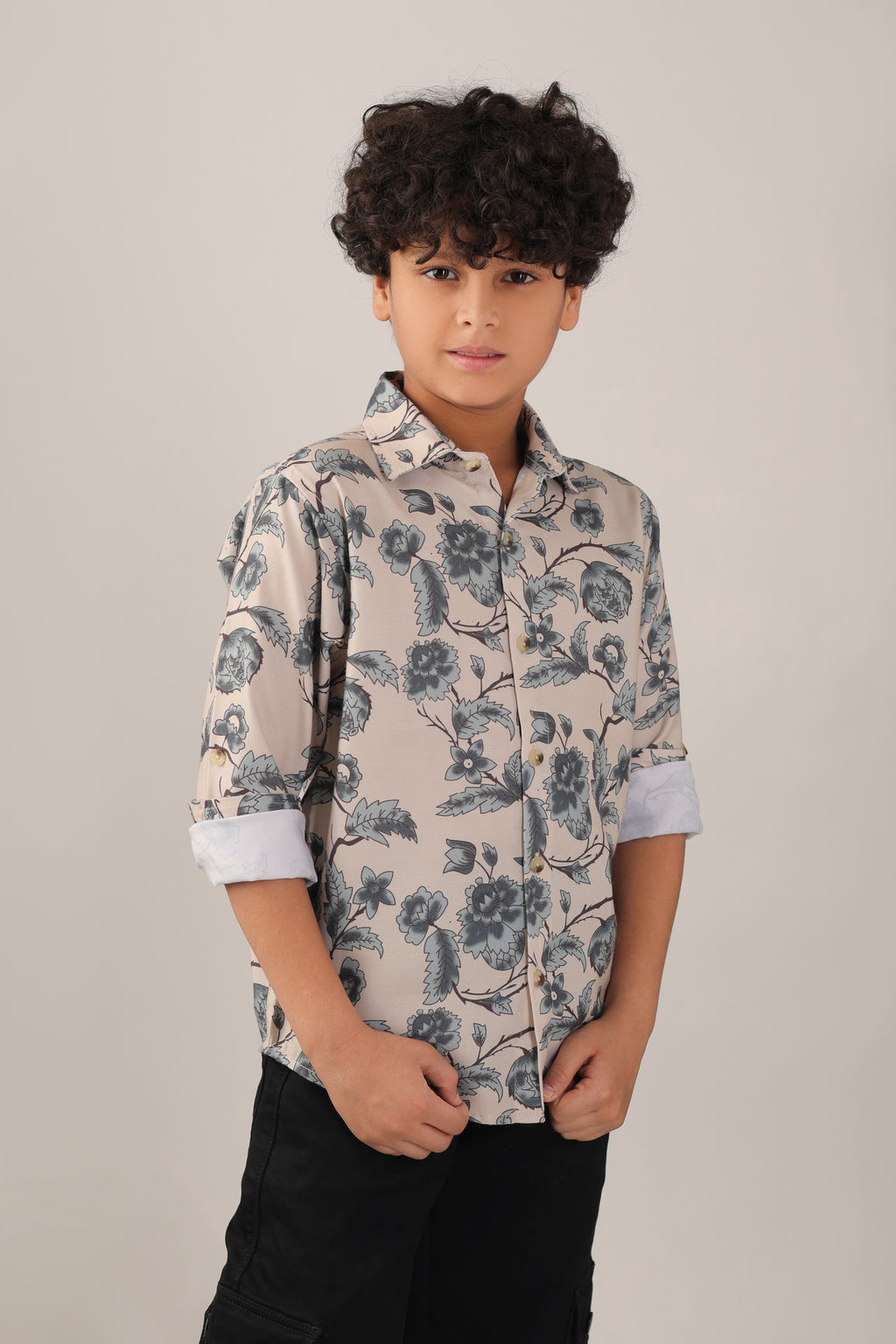 Classic collar and button-down front printed shirt