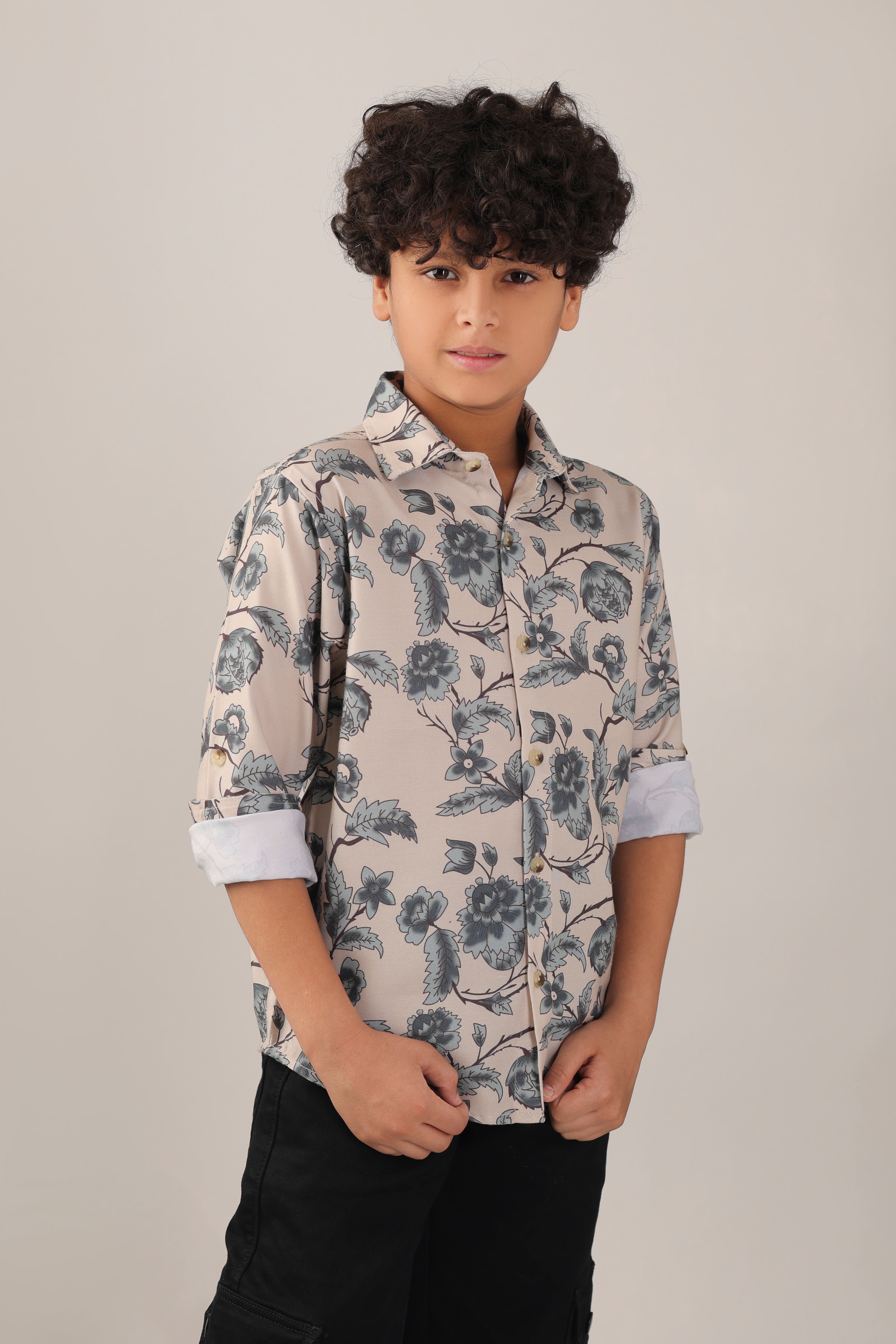 Classic collar and button-down front printed shirt