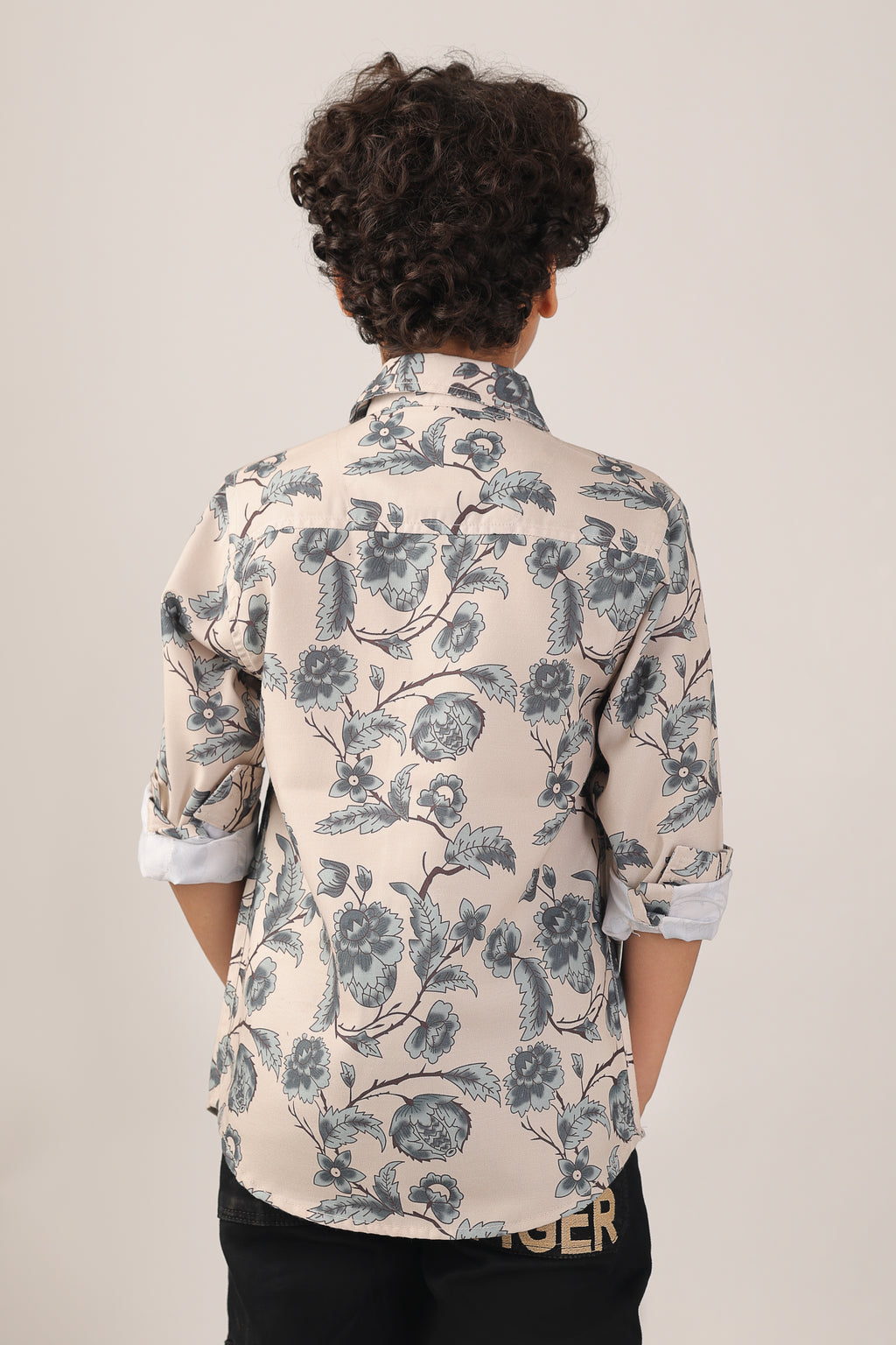 Classic collar and button-down front printed shirt