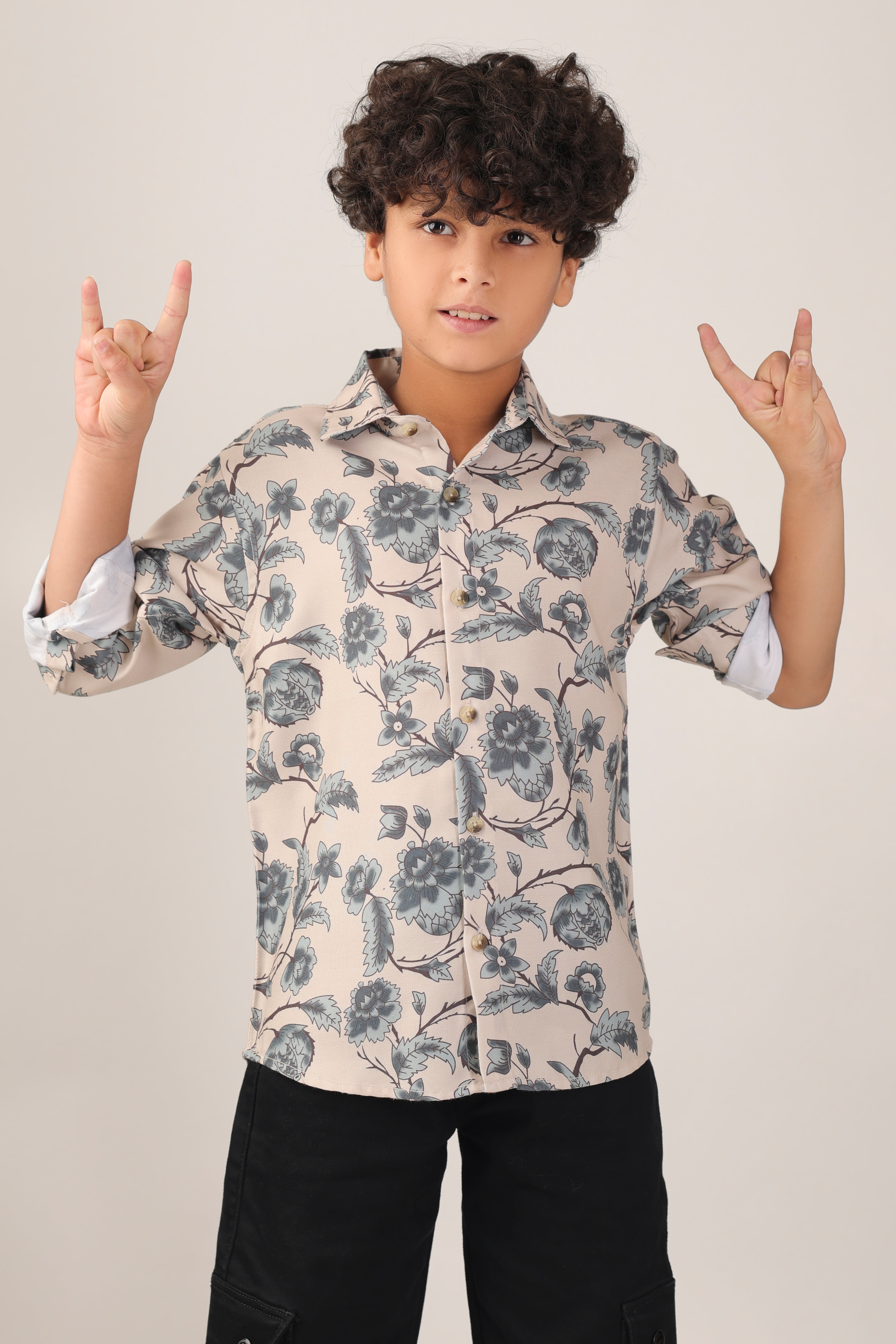 Classic collar and button-down front printed shirt