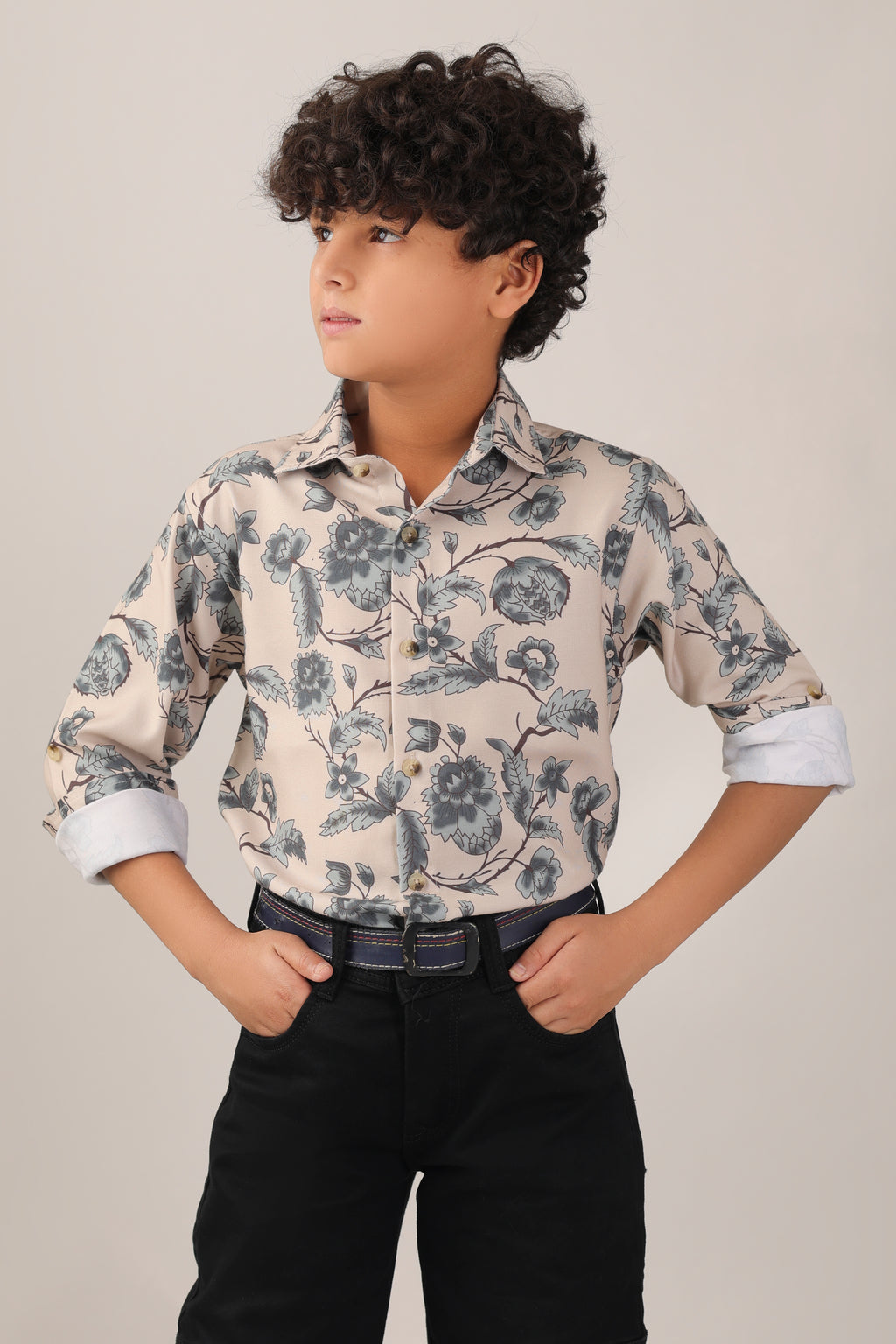 Classic collar and button-down front printed shirt