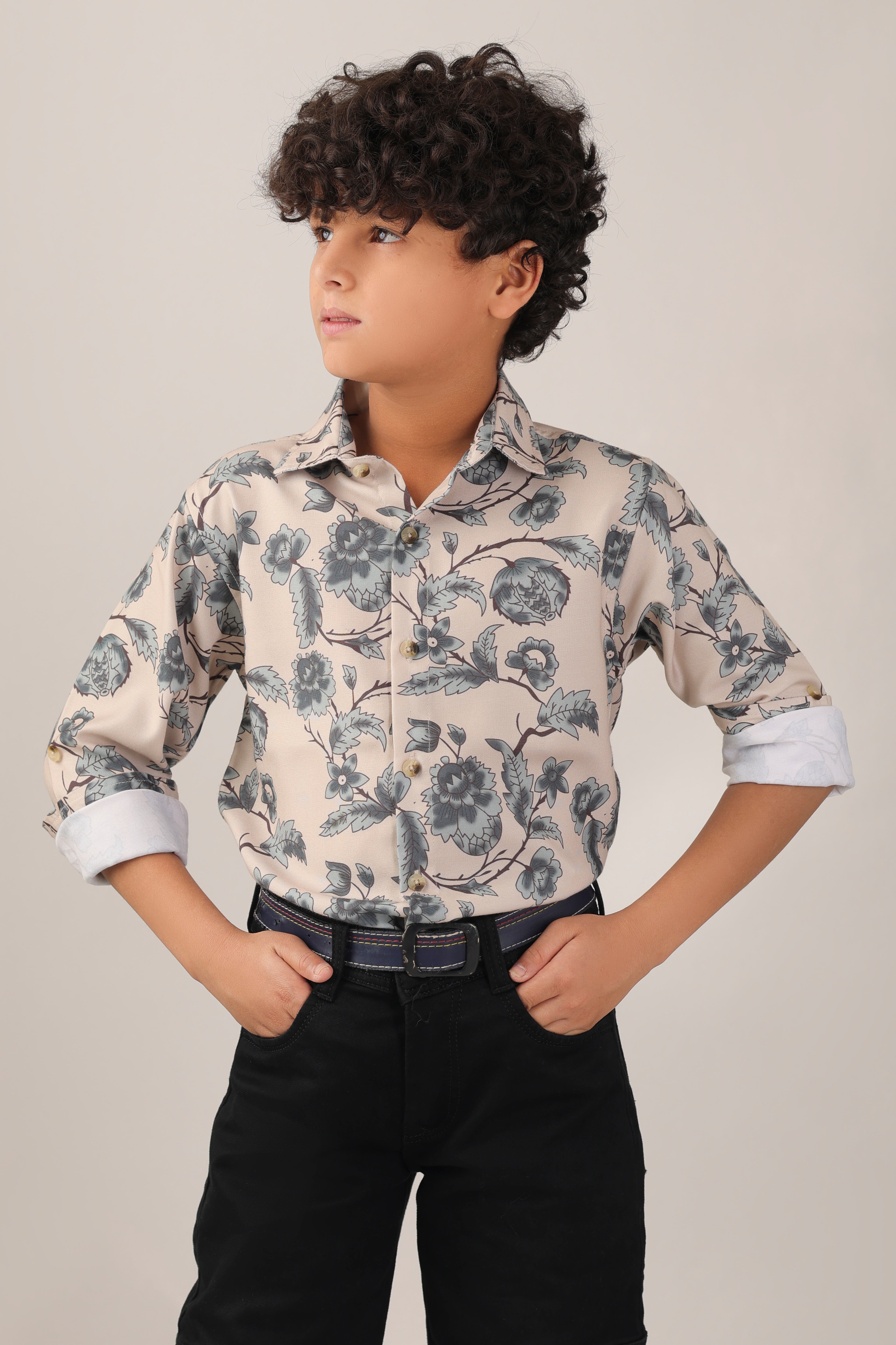 Classic collar and button-down front printed shirt