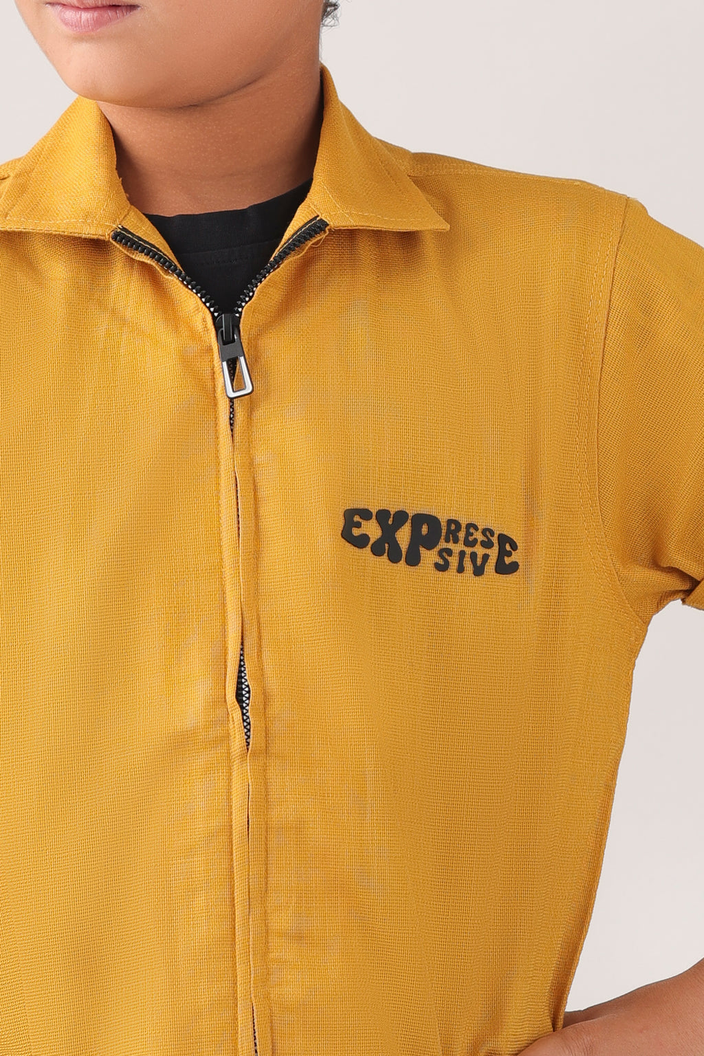 Vibrant shirt with a modern zip-up front