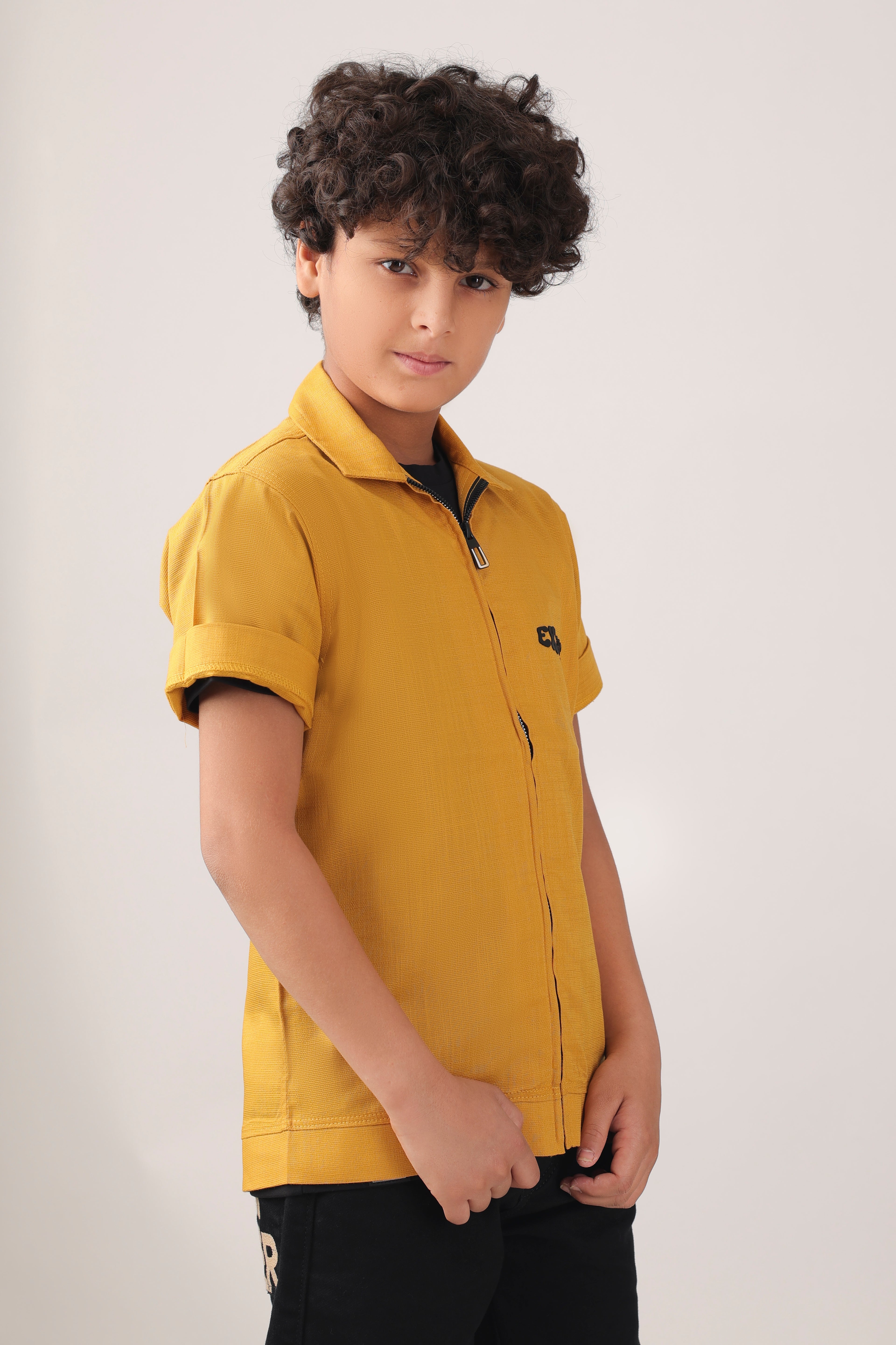 Vibrant shirt with a modern zip-up front
