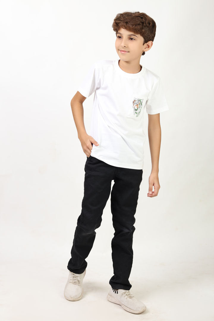 Casual round neck t-shirt with a chest pocket