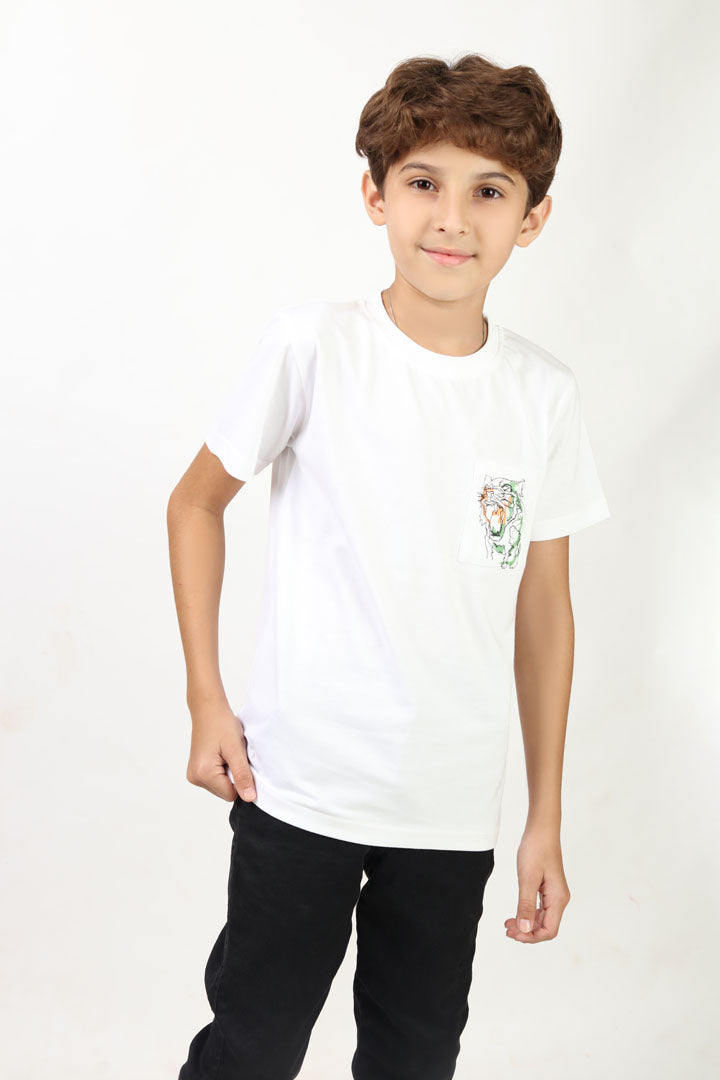 Casual round neck t-shirt with a chest pocket