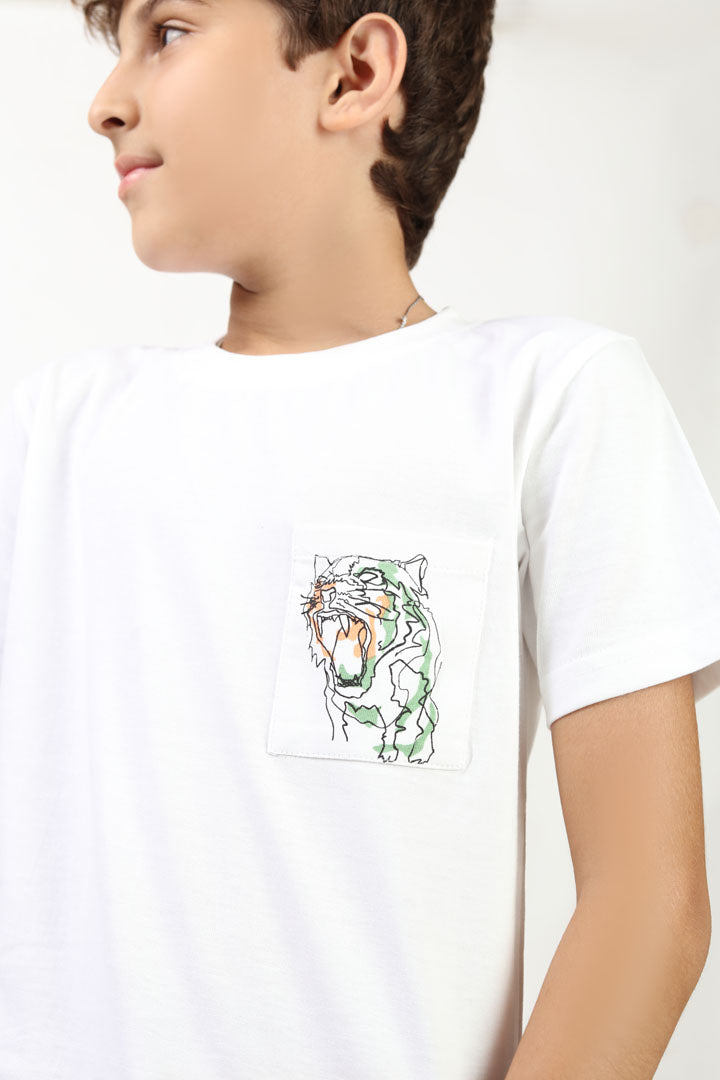 Casual round neck t-shirt with a chest pocket